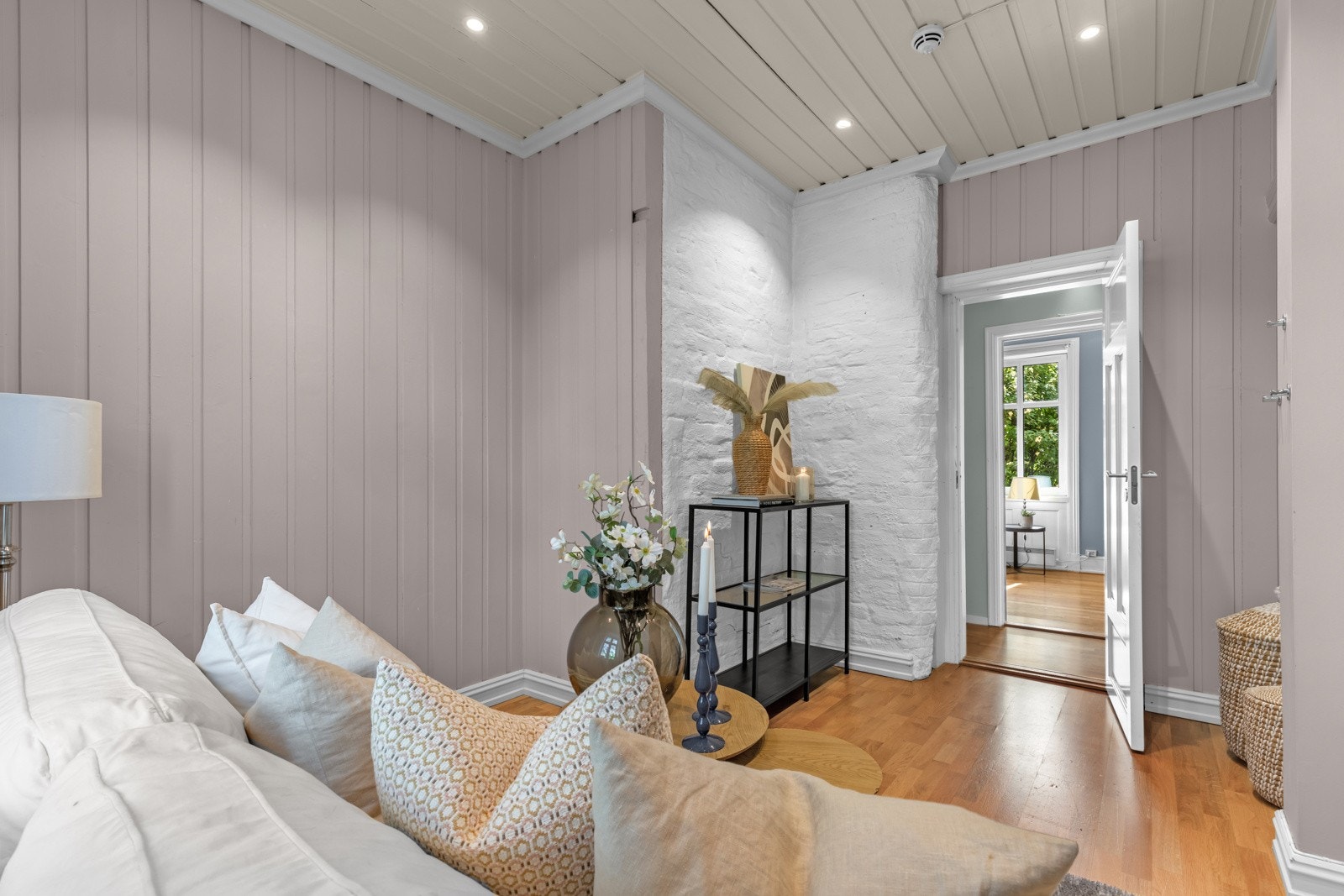 Hyggelig stue med plass til både sofagruppe og TV med tilhørende møblement. Galleribilde