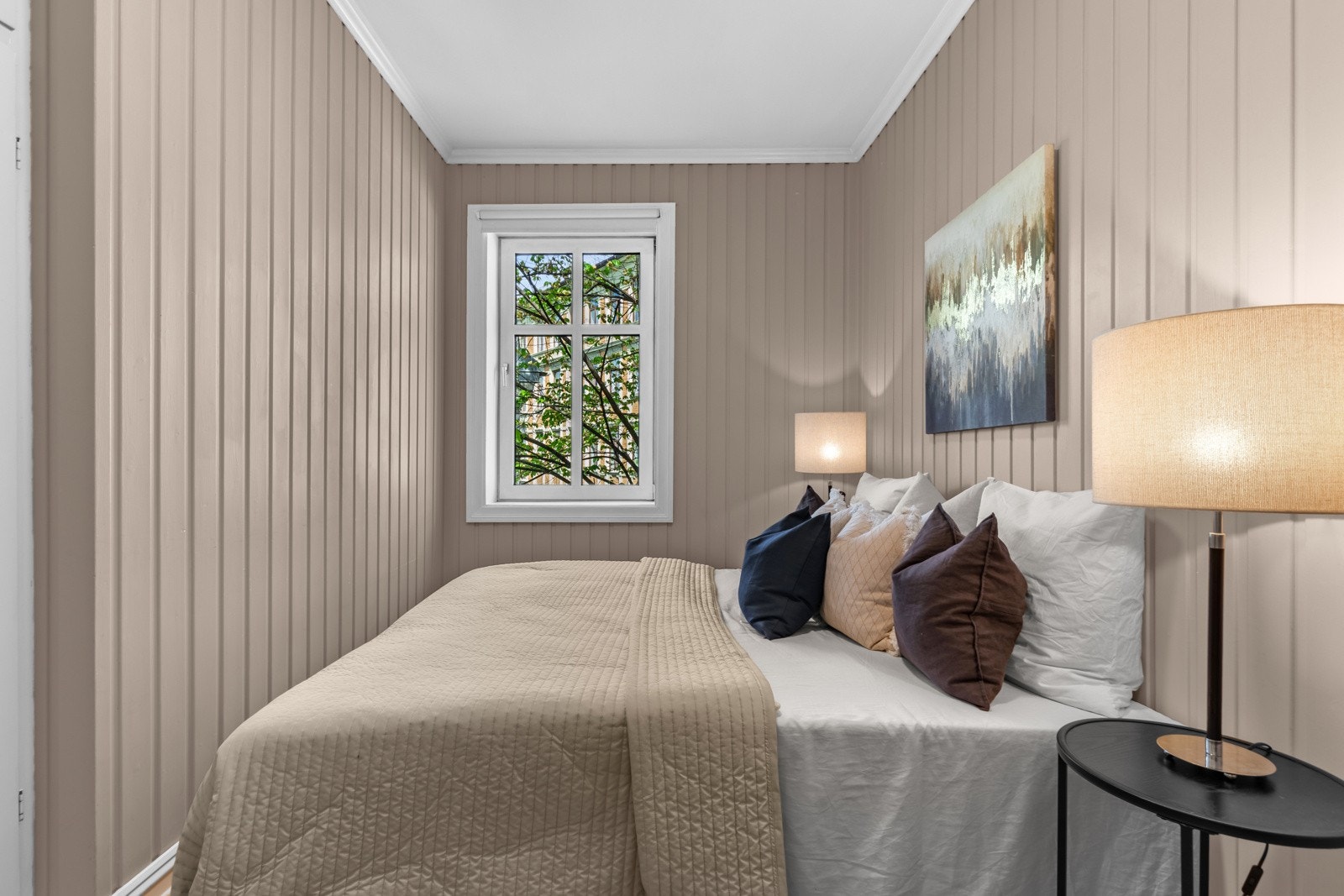 Hovedsoverommet har god plass til dobbeltseng, nattbord på hver side og øvrig møblement. Galleribilde