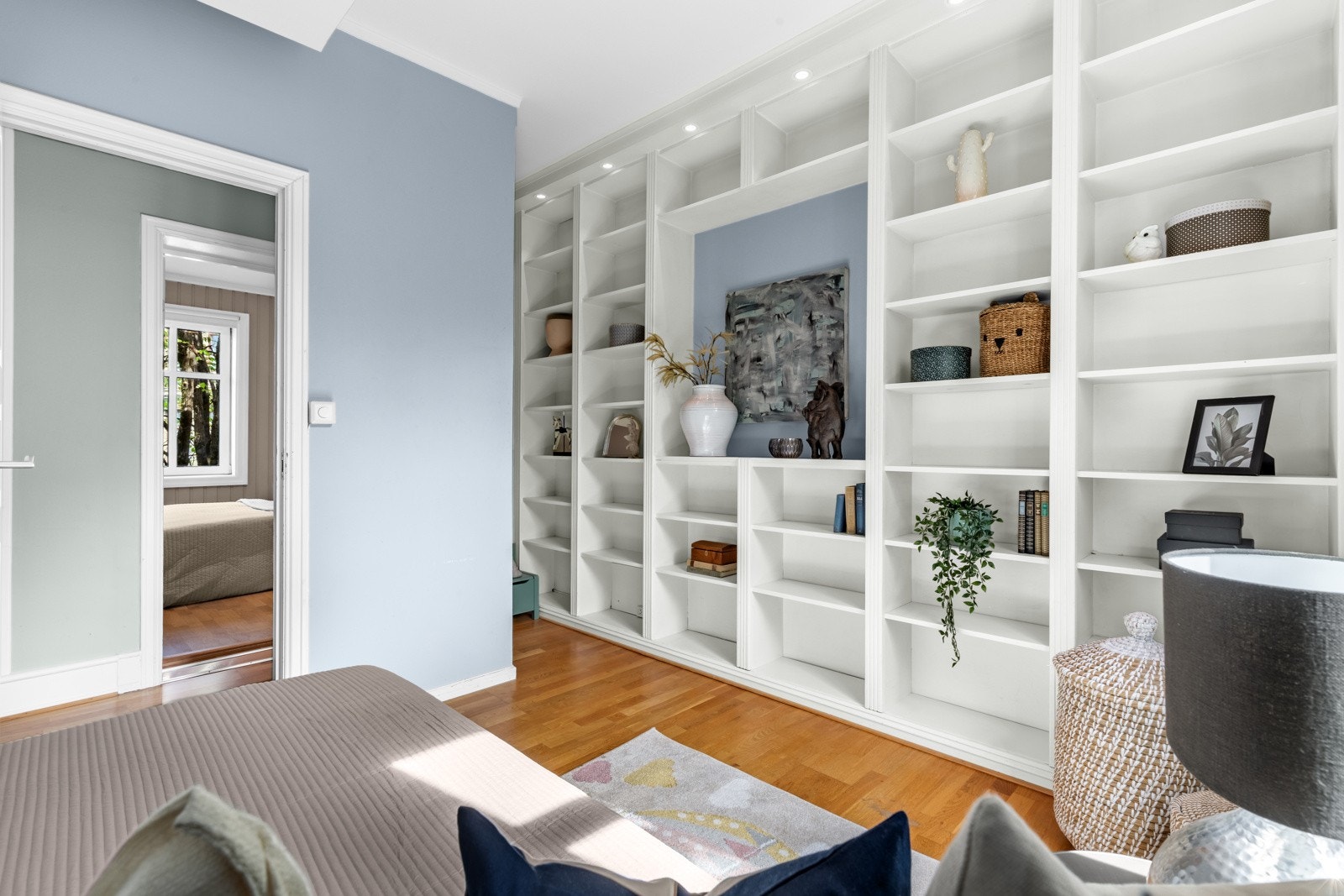 Det ene soverommet har plassbygde hyller som gir et stilrent og elegant uttrykk. Galleribilde