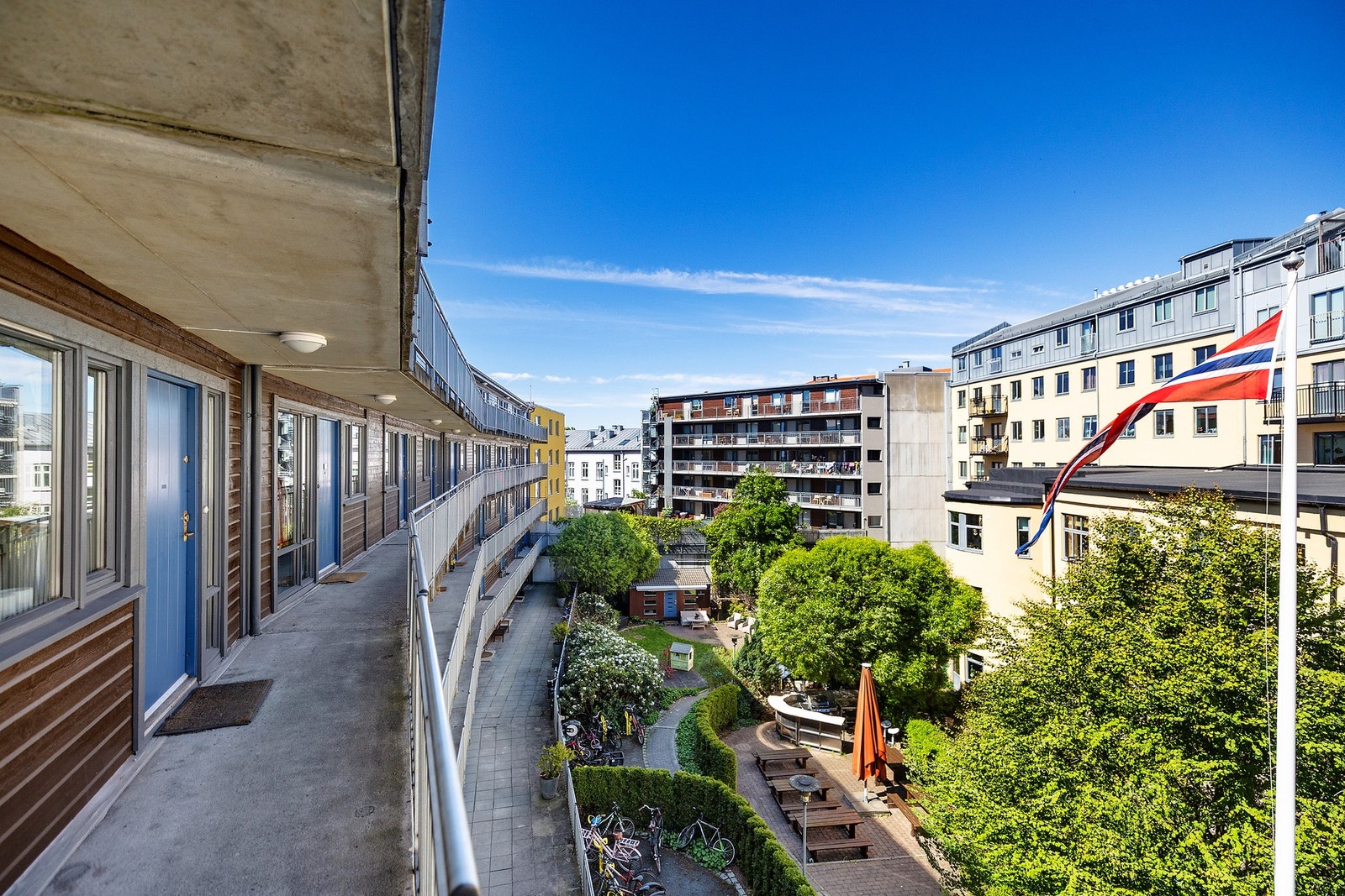 Det er adkomst til leiligheten fra hyggelig svalgang. Galleribilde