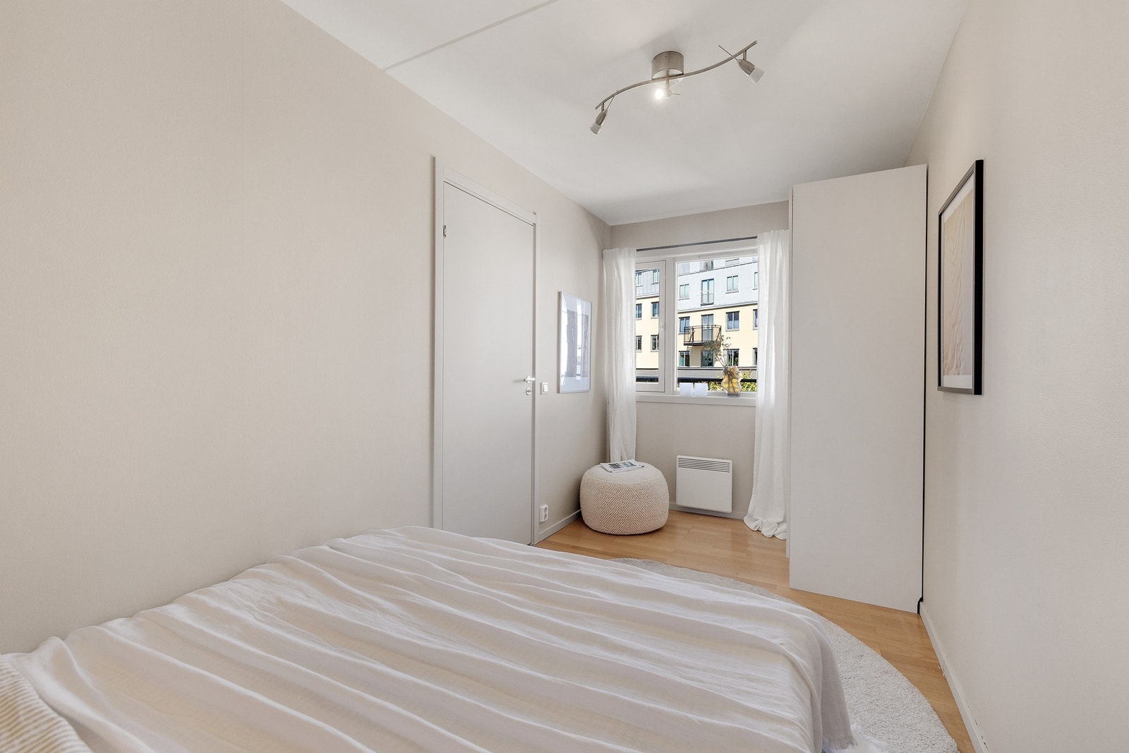 Soverommet er utstyrt med garderobeskap. Galleribilde