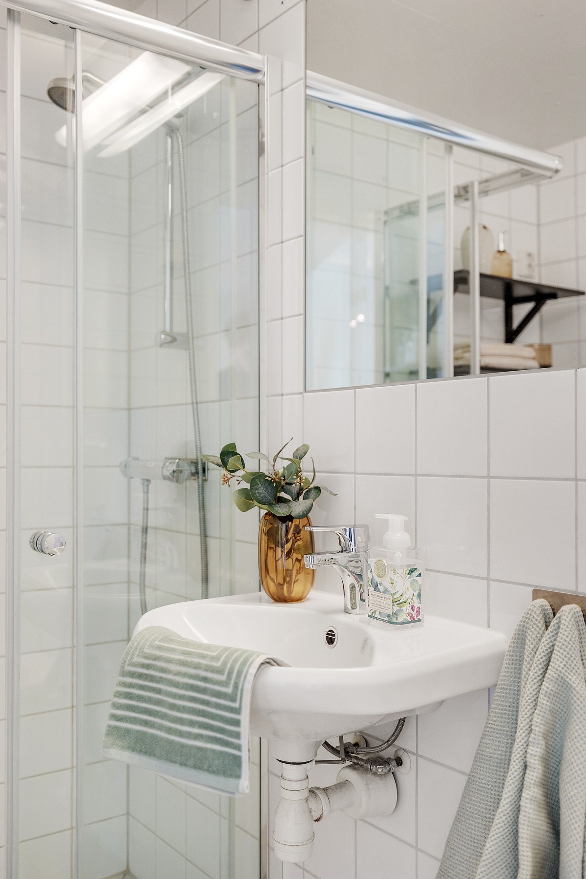 Badet har vegghengt servant. Galleribilde