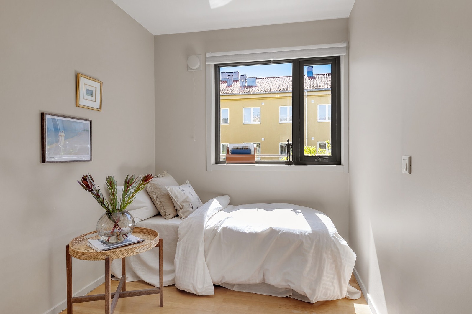 Det er god plass til seng, nattbord og diverse. Galleribilde