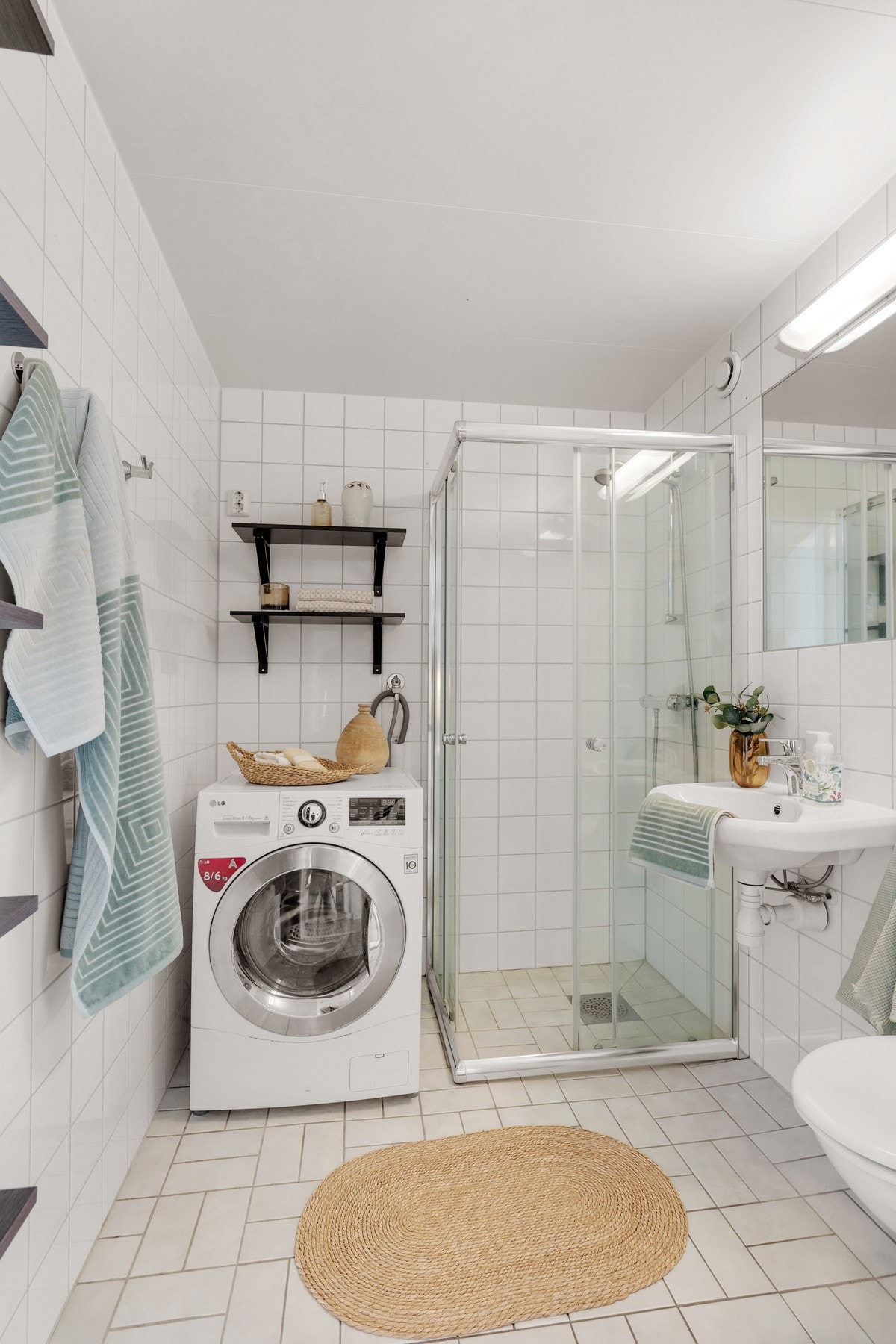 Videre har badet dusjhjørne med dusjskyvedører med glassfronter, samt vegghengt toalett med integrert sisterne. Galleribilde
