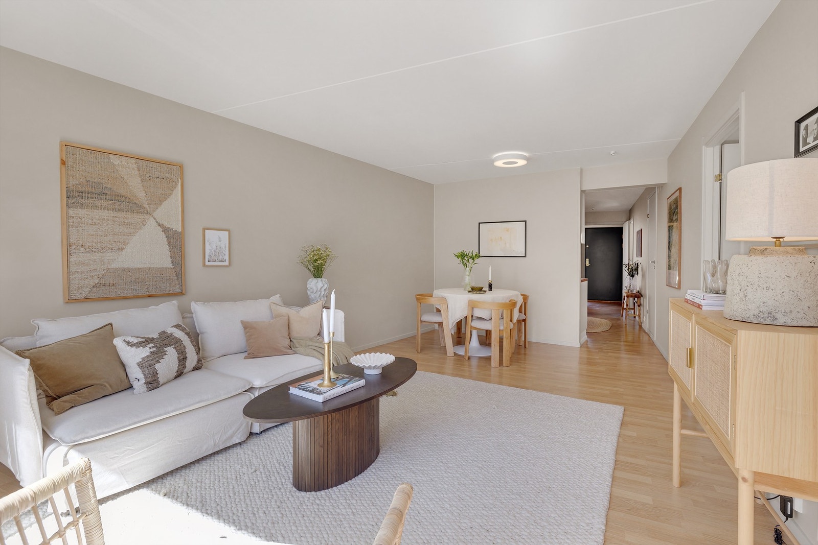 Det er god plass til sofagruppe, medievegg og spisebord. Galleribilde