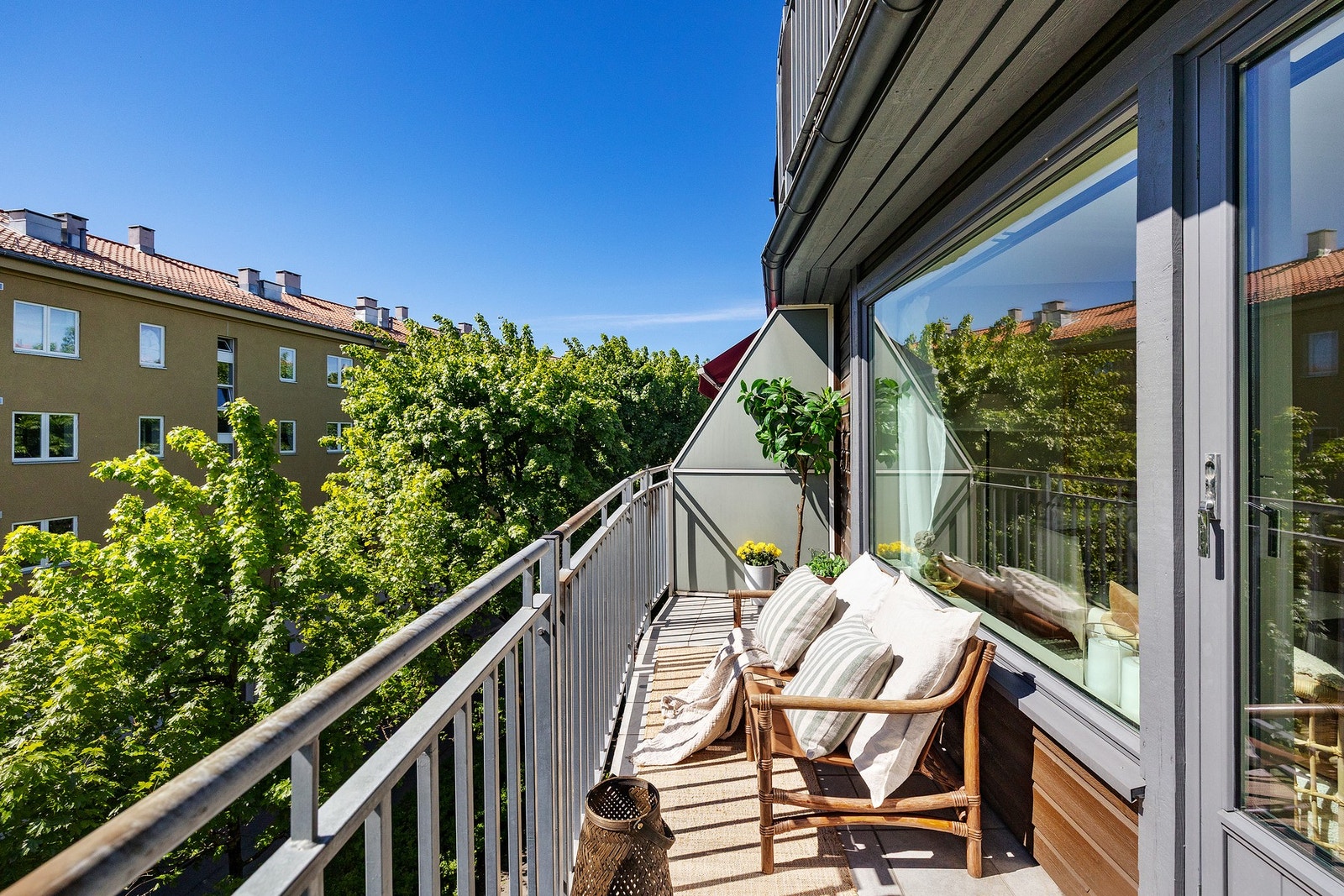 Romslig balkong med plass til sittegrupper, grill og diverse beplantning. Galleribilde