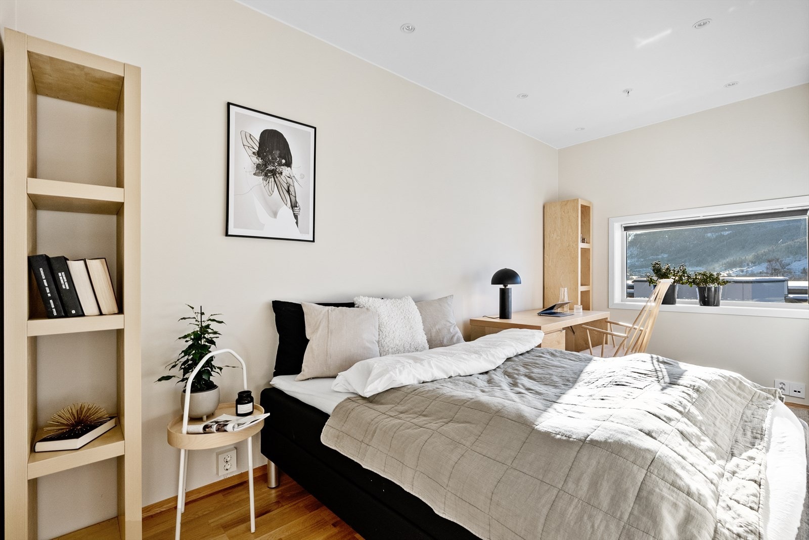 - Soverom 2. Det er gjennomgående takhøyde på ca. 2,6 meter - Galleribilde