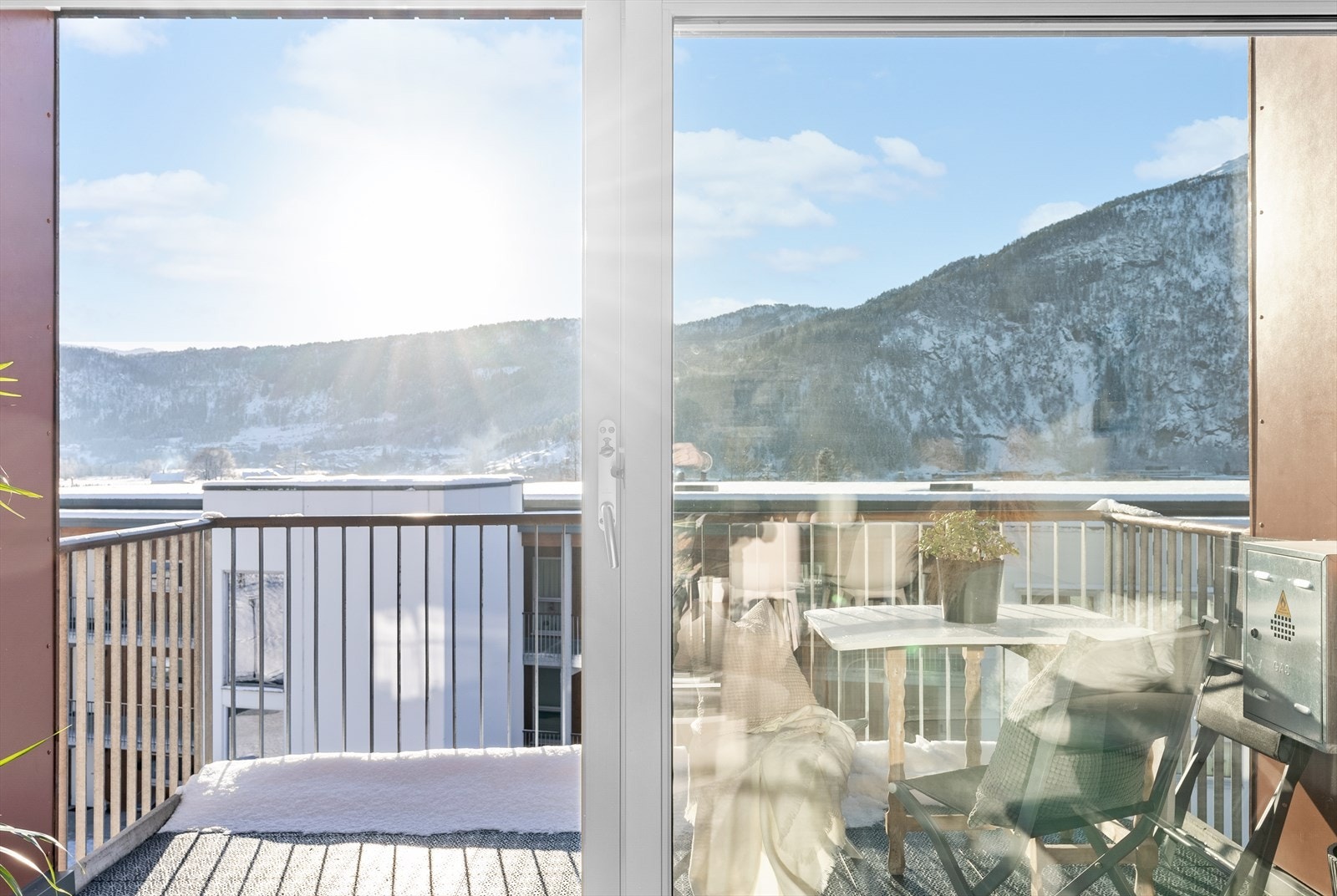 - Fra stue er det utgang til delvis overbygget veranda på ca. 8 kvm. Her er det også gassuttak til grill (gassforbruk blir fakturert direkte til eier fra sameiet) - Galleribilde