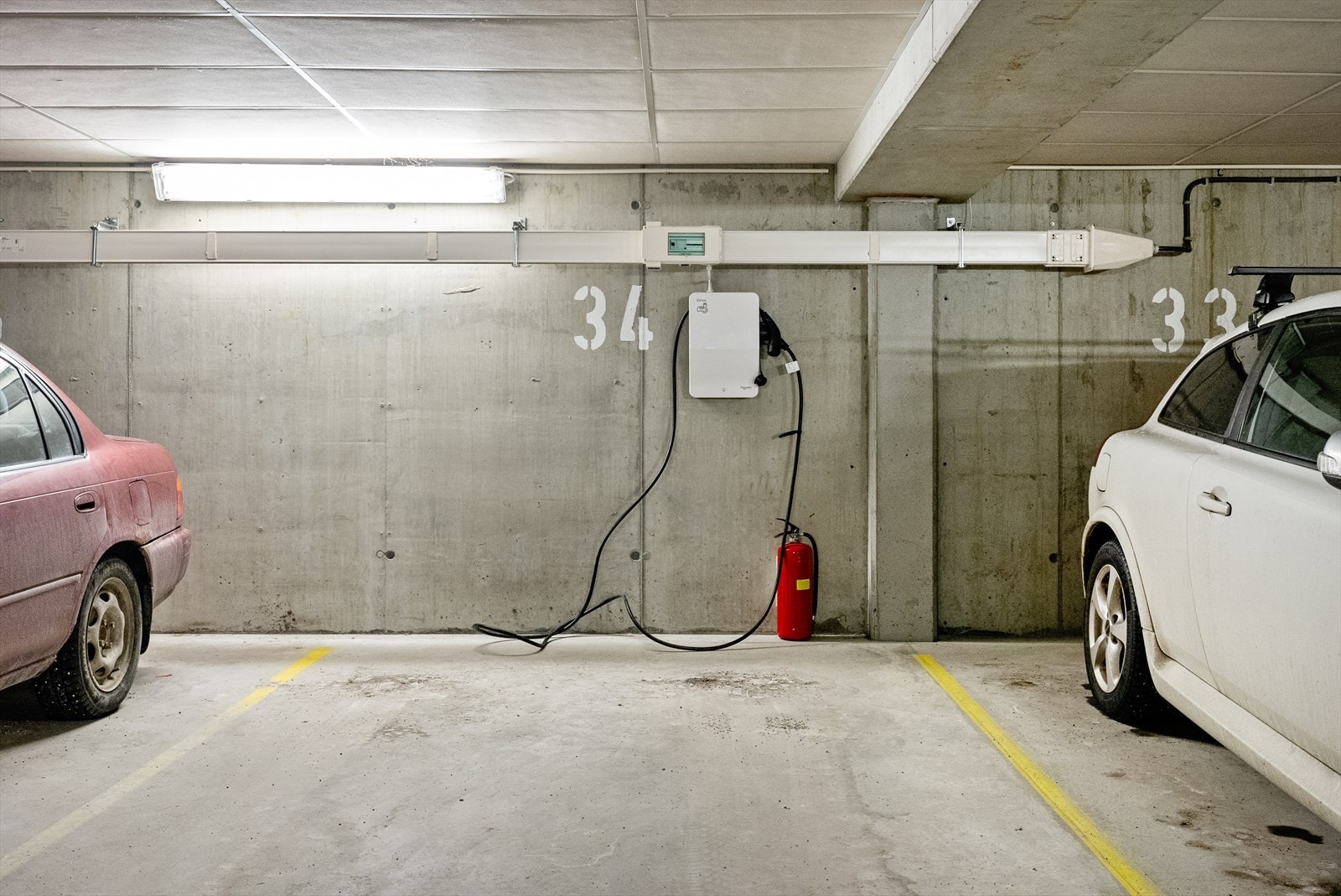 - Fast parkeringsplass i felles garasjeanlegg med elbil-lader. Strømforbruk for laderen faktureres via sameiet til seksjonen - Galleribilde