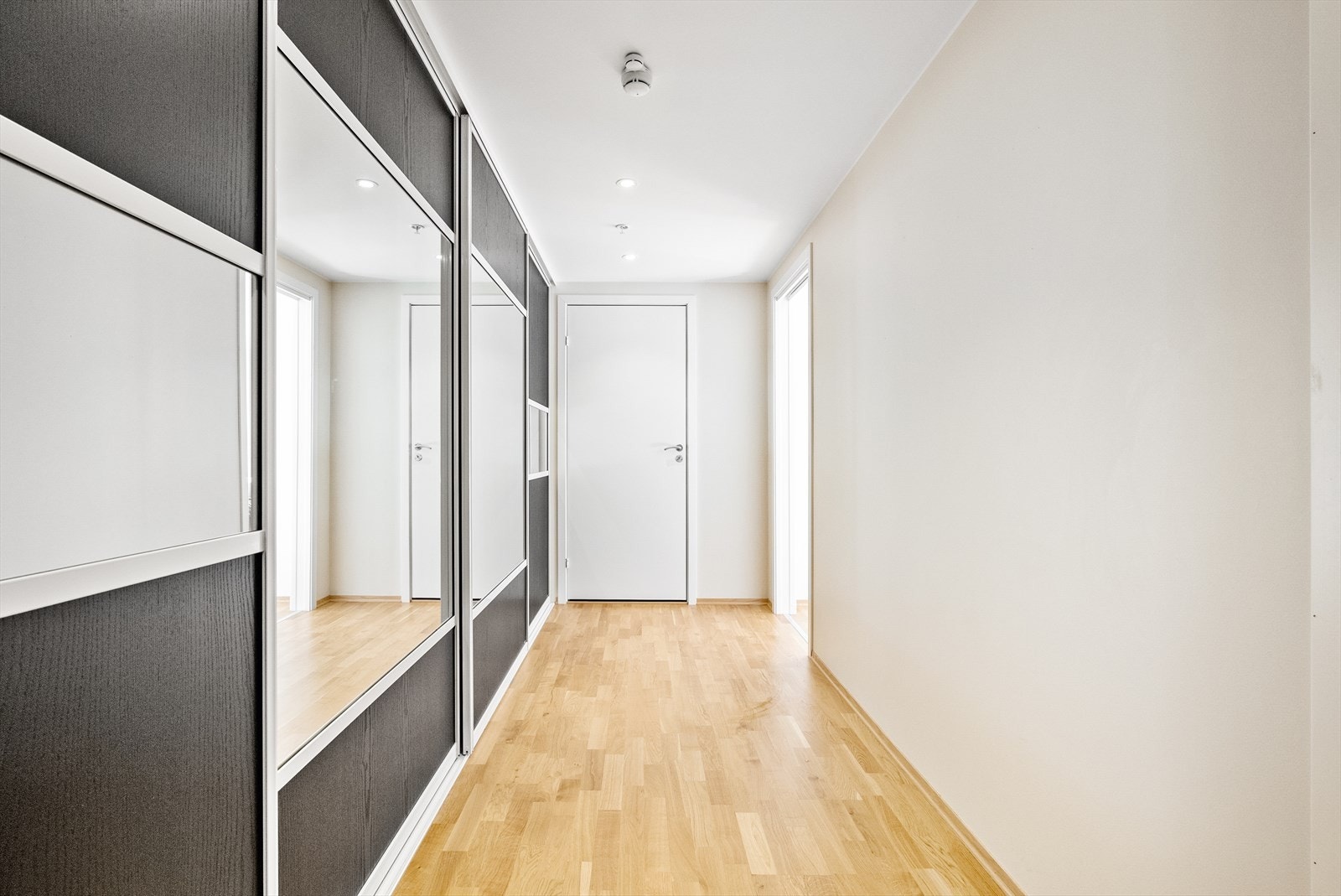 - Det er rikelig med oppbevaringsplass i stor skyvedørsgarderobe fra Langlo på 4,5 meter i gang - Galleribilde