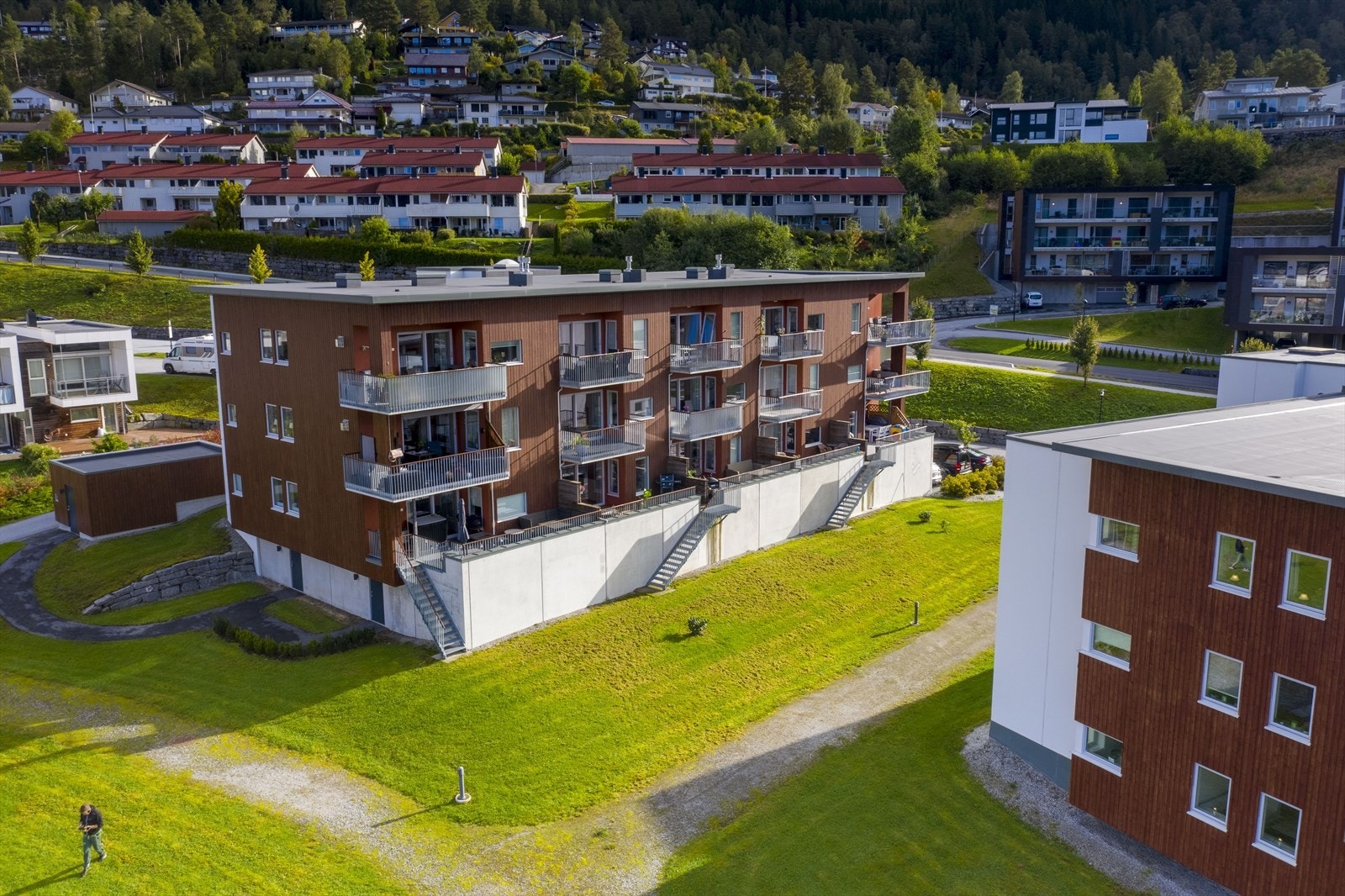 - Det er gangavstand til FSS, høyskole, dagligvarebutikk, skole og barnehage. For de som liker seg i naturen er det nærhet til flotte turområder som Viefjellet og Dagsturhytta - Galleribilde