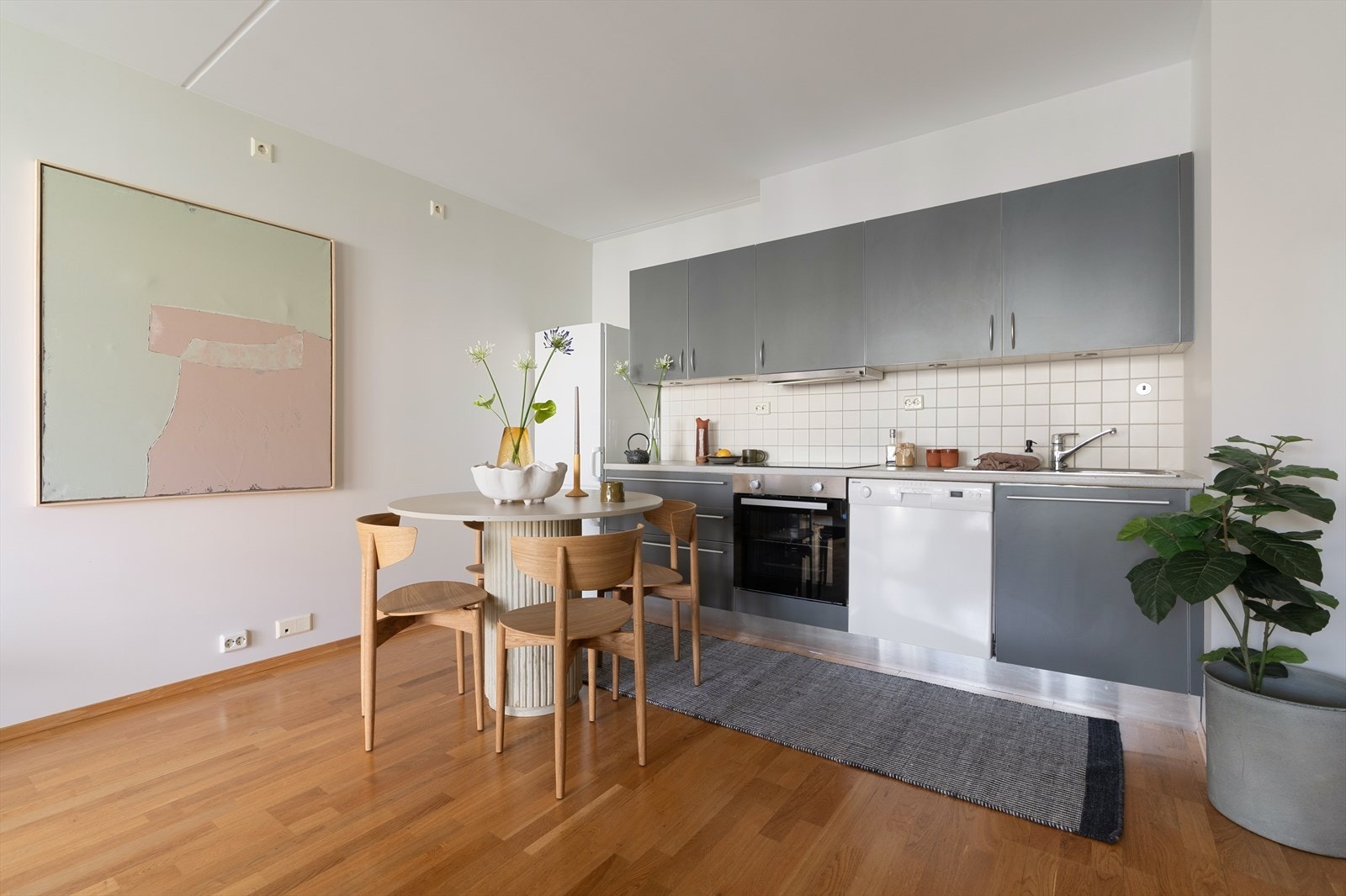 Det er god plass til spisebord mot kjøkken. Galleribilde