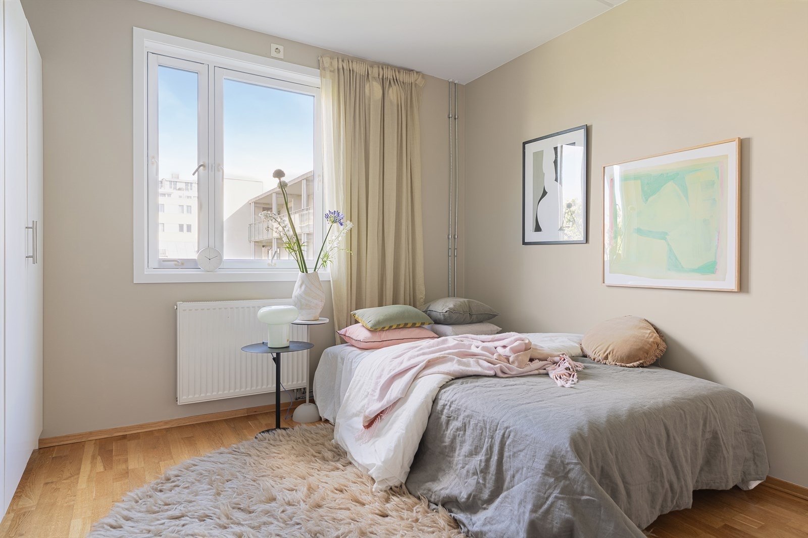 Soverom med god plass til nattbord og dobbeltseng. Galleribilde