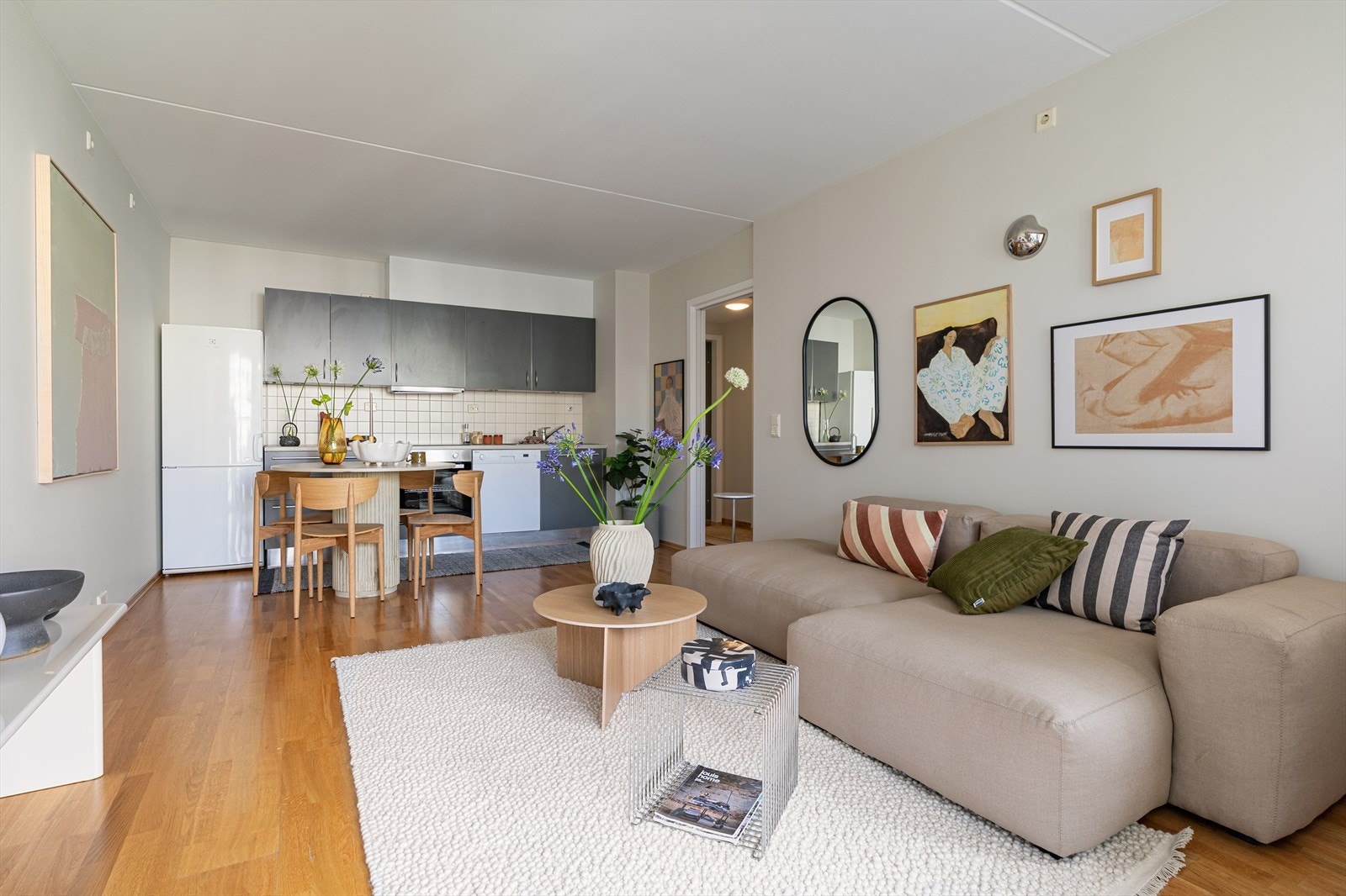 Planløsningen mellom stue og kjøkken er åpen og sosial. Galleribilde