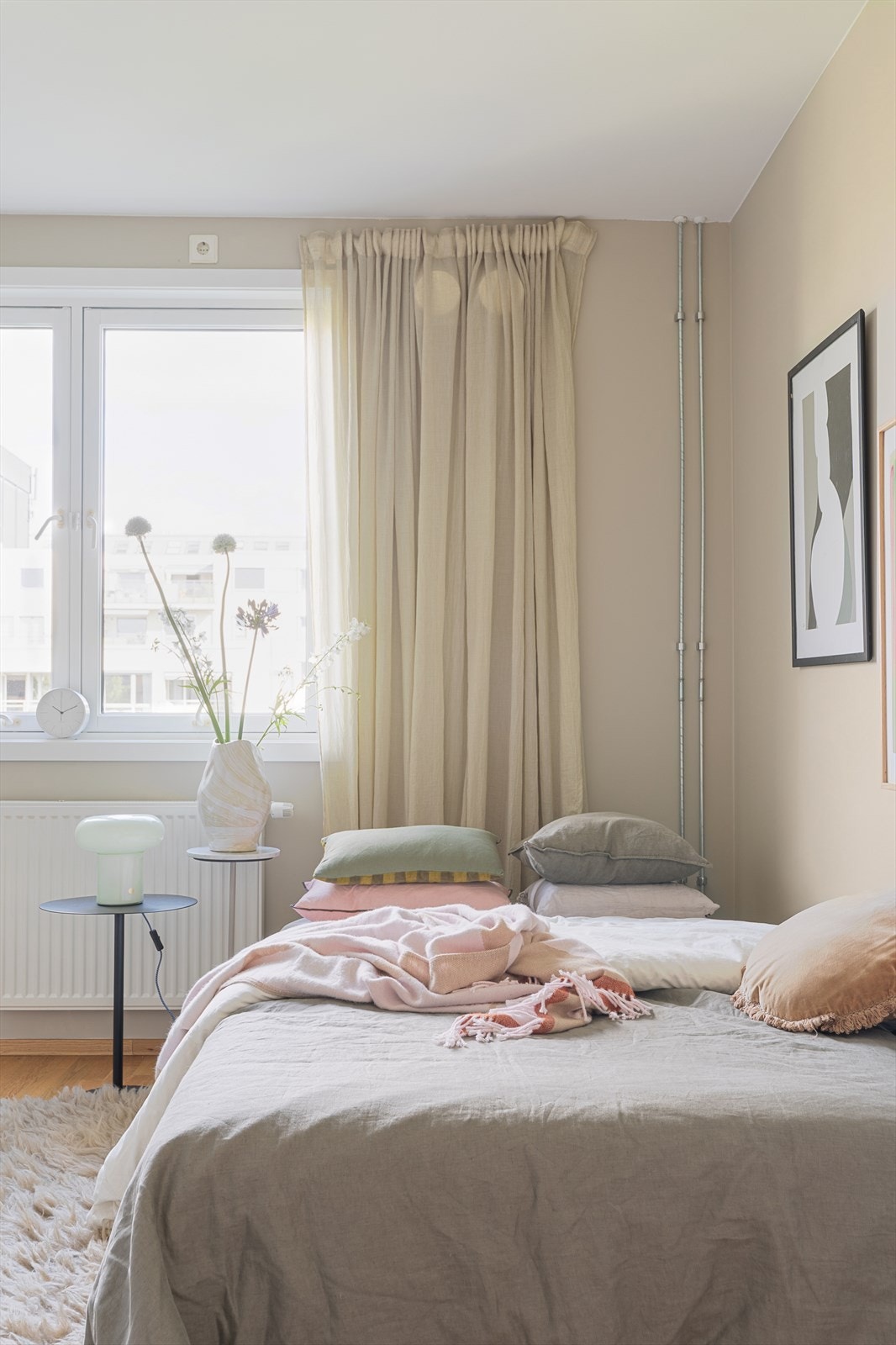 Soverommet har store vindusflater som sørger for godt med naturlig lys. Galleribilde