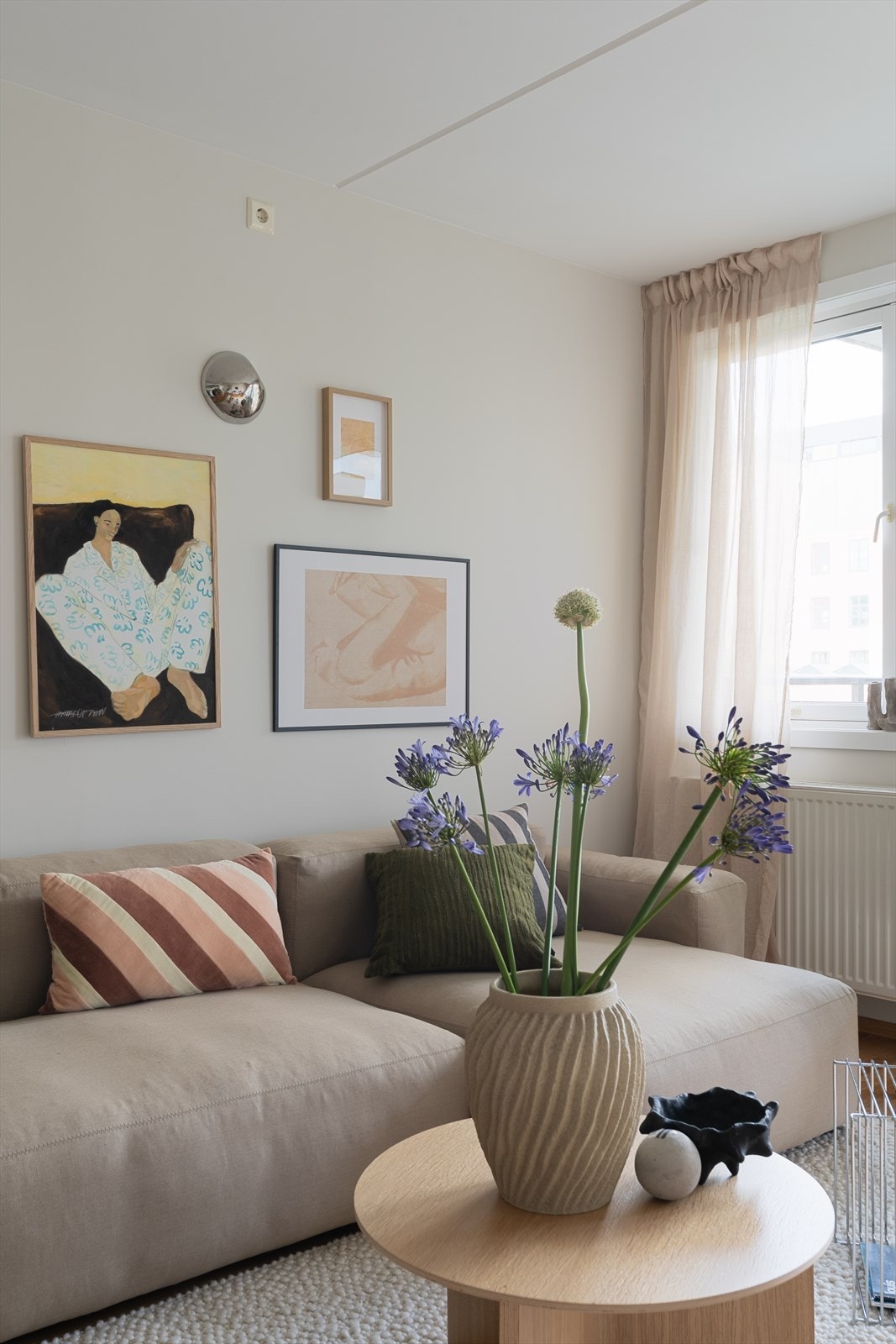 Stuen har god plass til sofagruppe med naturlig avstand til tv-seksjon. Galleribilde