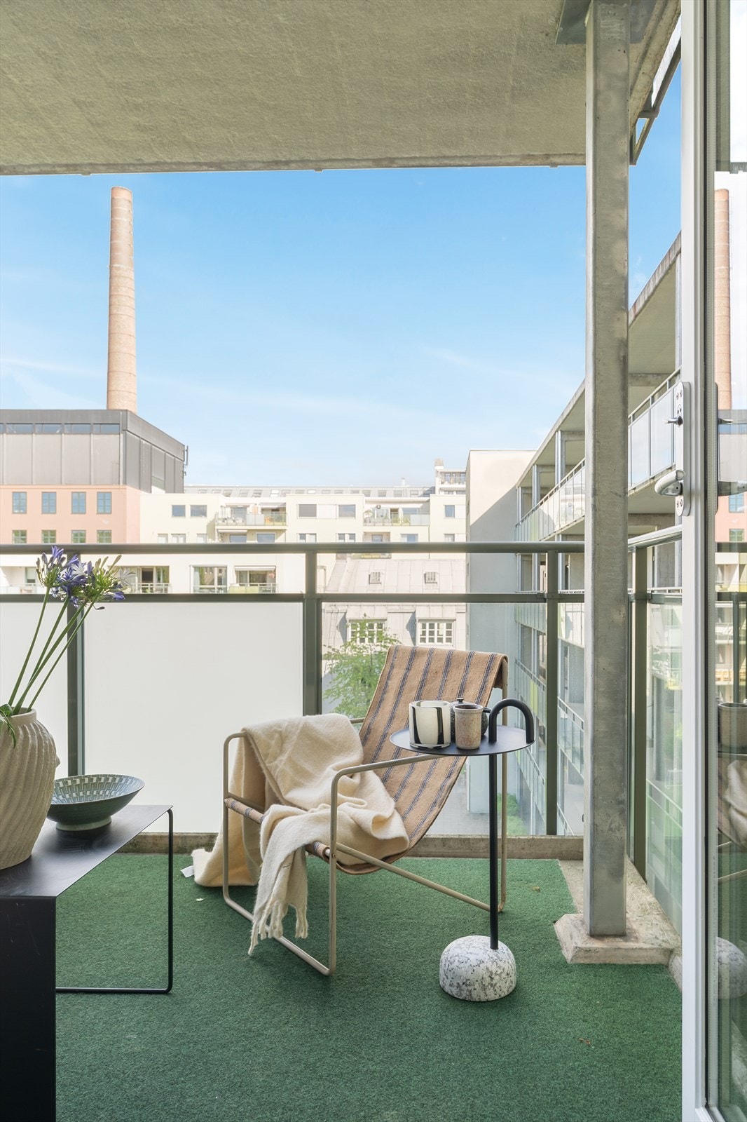 Balkongen har god plass til utemøbler og grill. Galleribilde