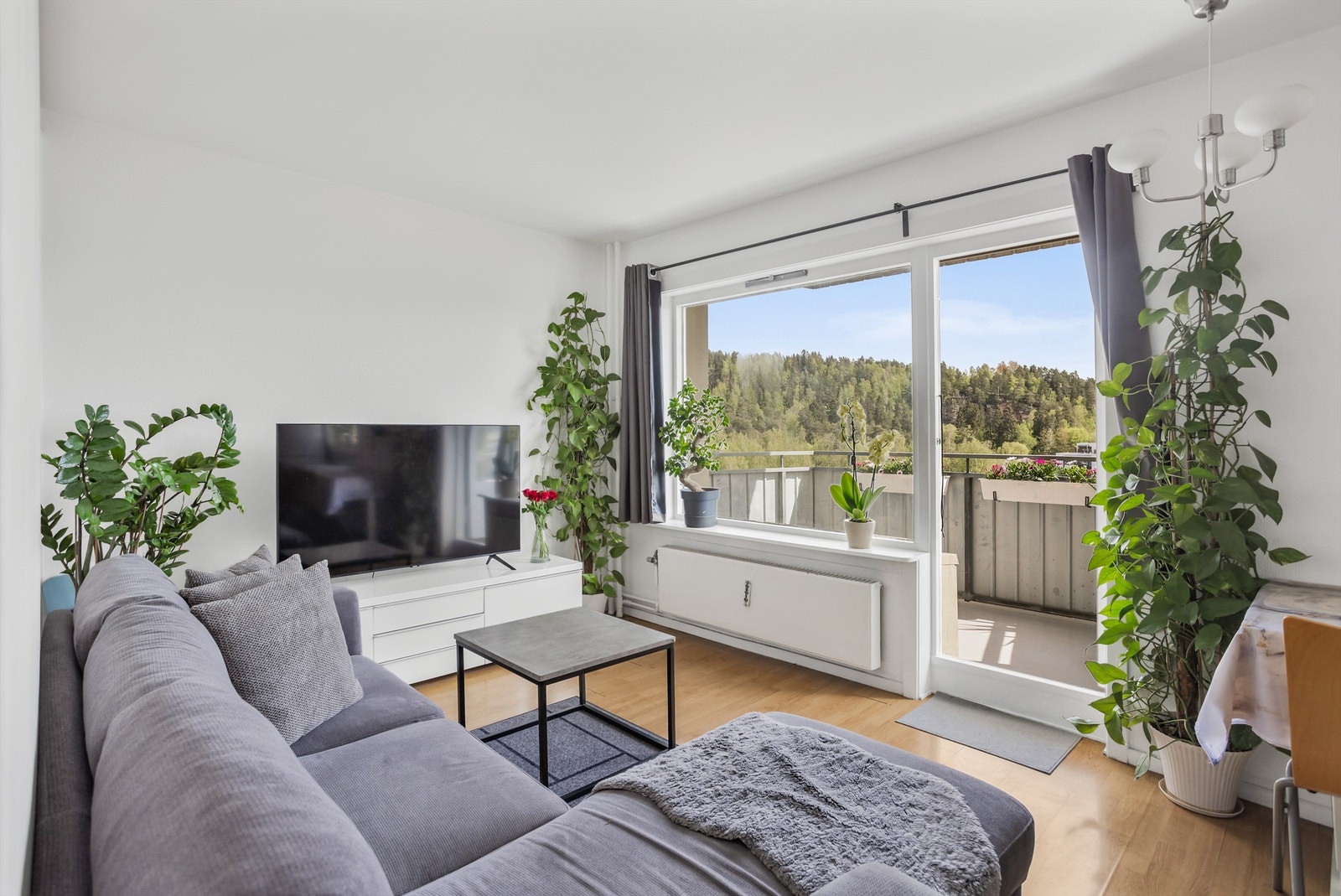 Stue med utgang til balkong med fantastisk utsikt Galleribilde