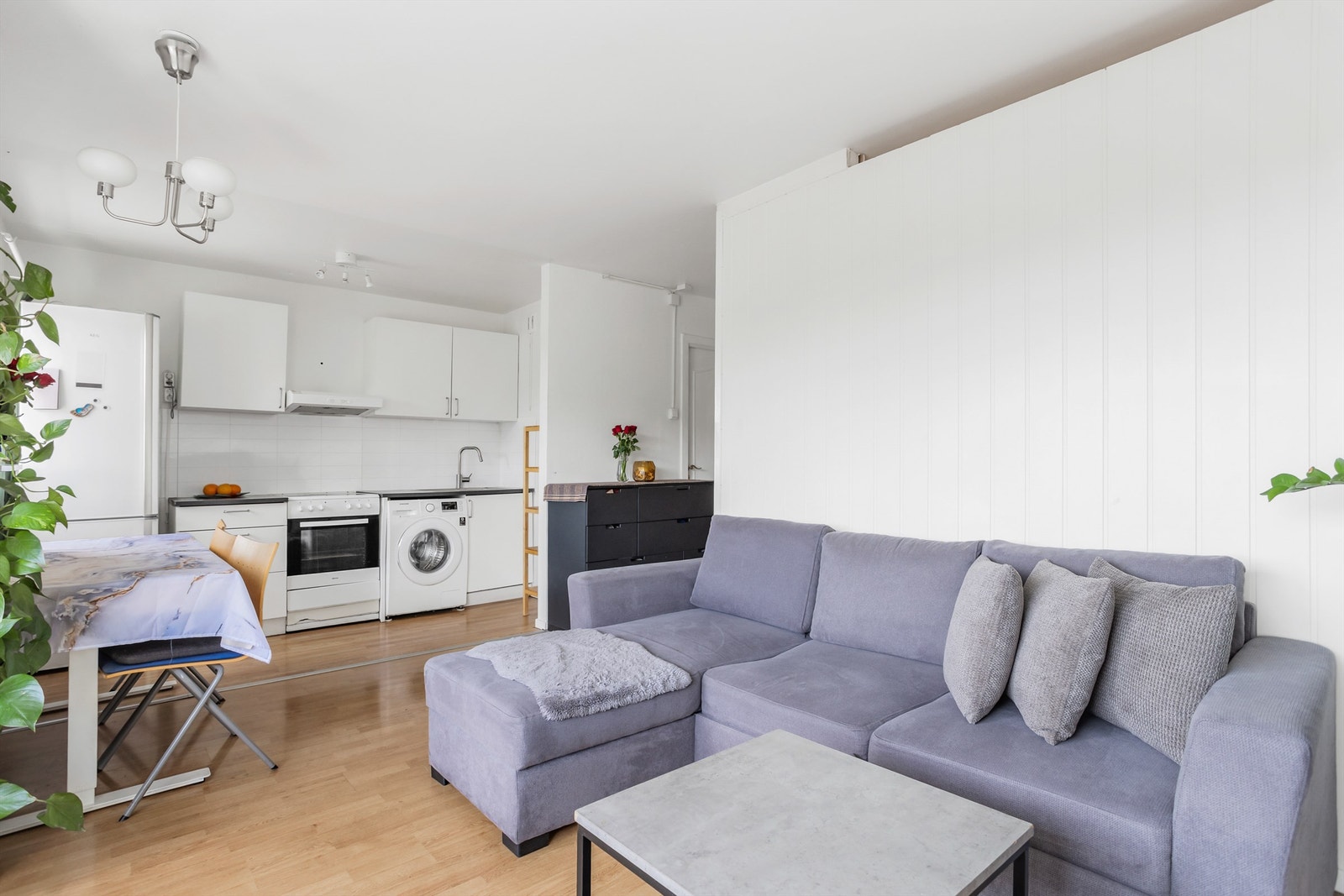 Stue og kjøkken i åpen løsning Galleribilde