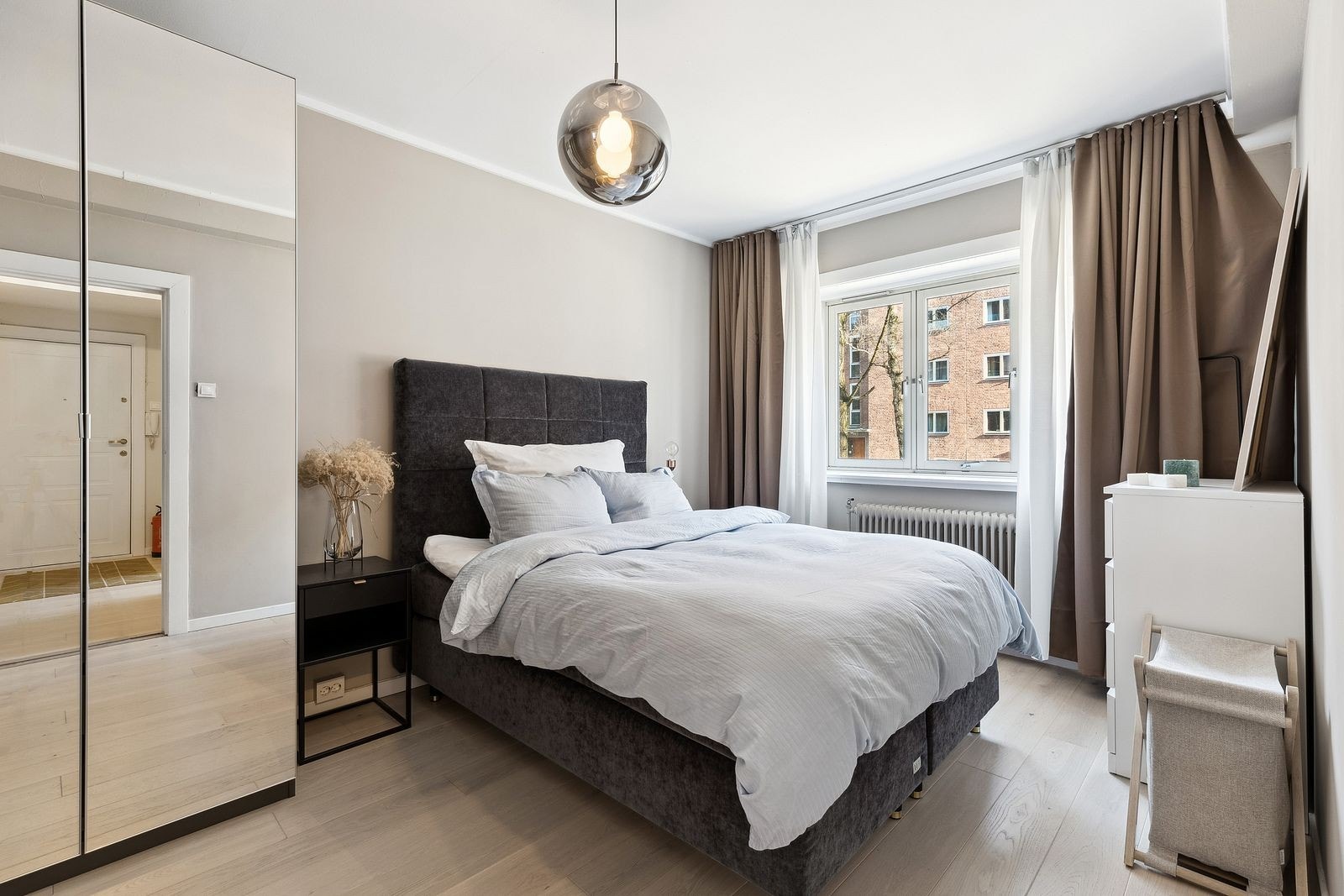 Soverommet har godt med oppbevaring i stort garderobeskap og kommode. Galleribilde