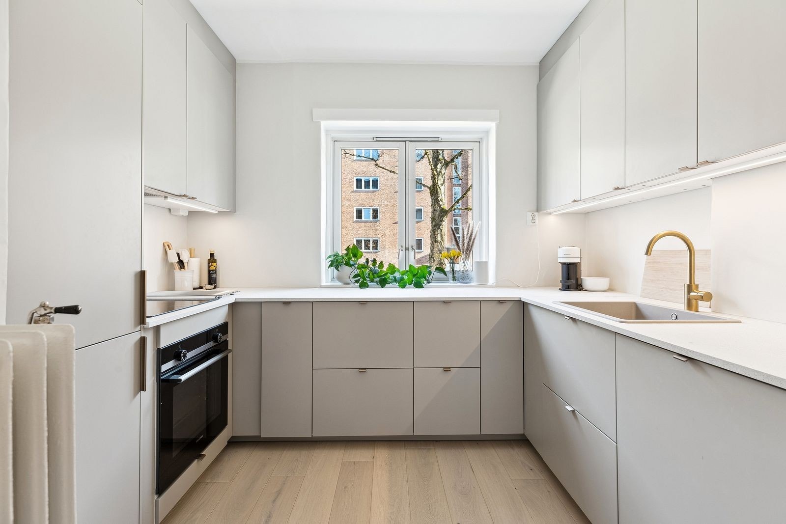 Kjøkkenet er av god størrelse med mye skap- og benkeplass. Galleribilde