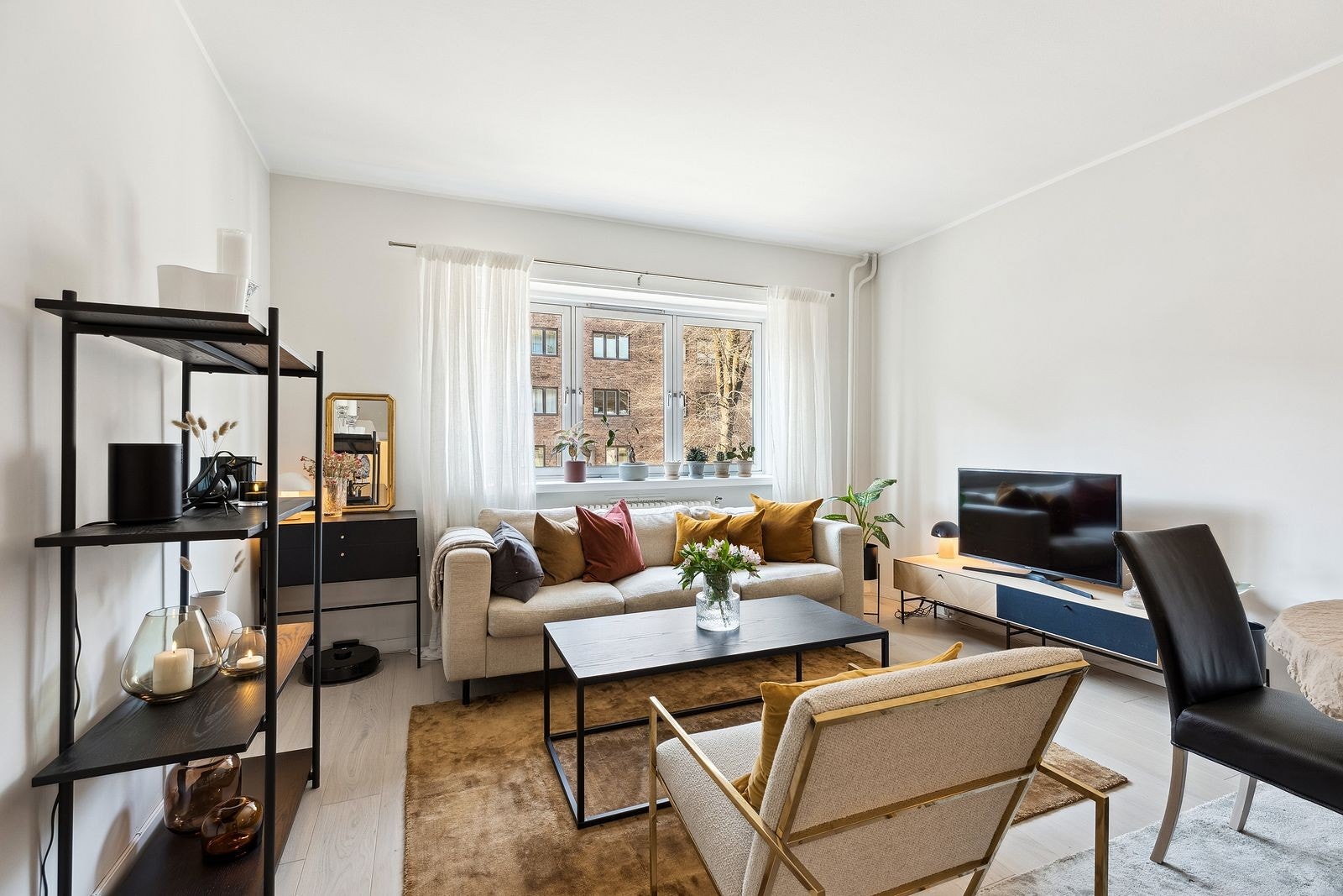 Velkommen til flotte Olaf Schous vei 20! Stuen er romslig, med god plass til sofa og spisebord. Galleribilde