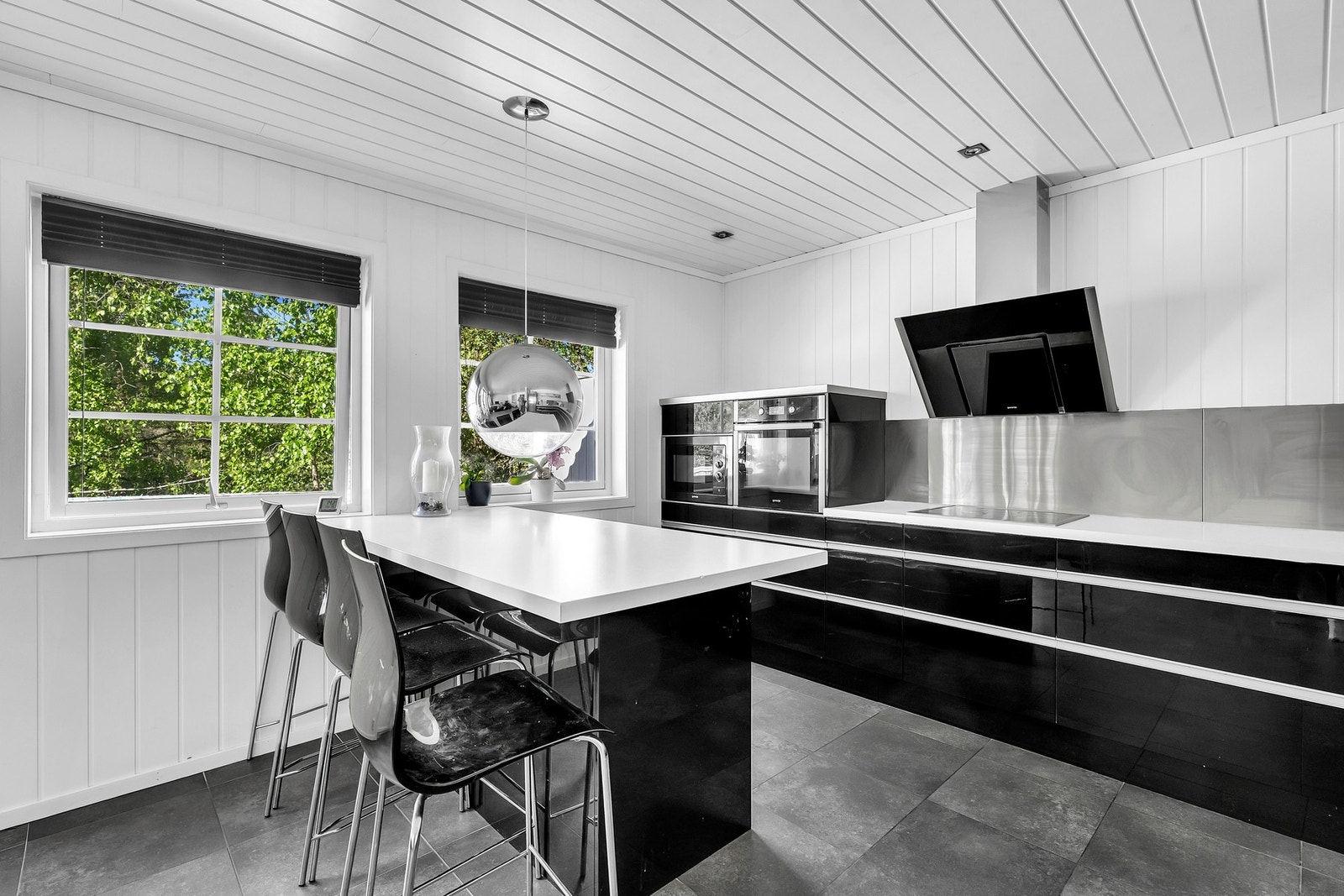 Kjøkkenet har integrerte hvitevarer som komfyr, platetopp, oppvaskmaskin og mikrobølgeovn, samt avsatt plass til kjøleskap. Galleribilde