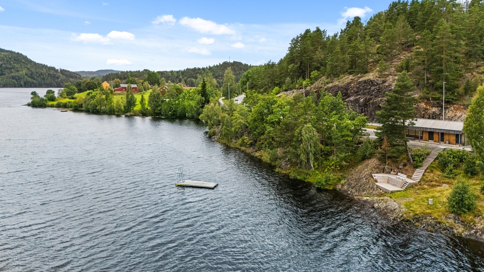 Det er etablert badeplass ved Oterbekk. Galleribilde