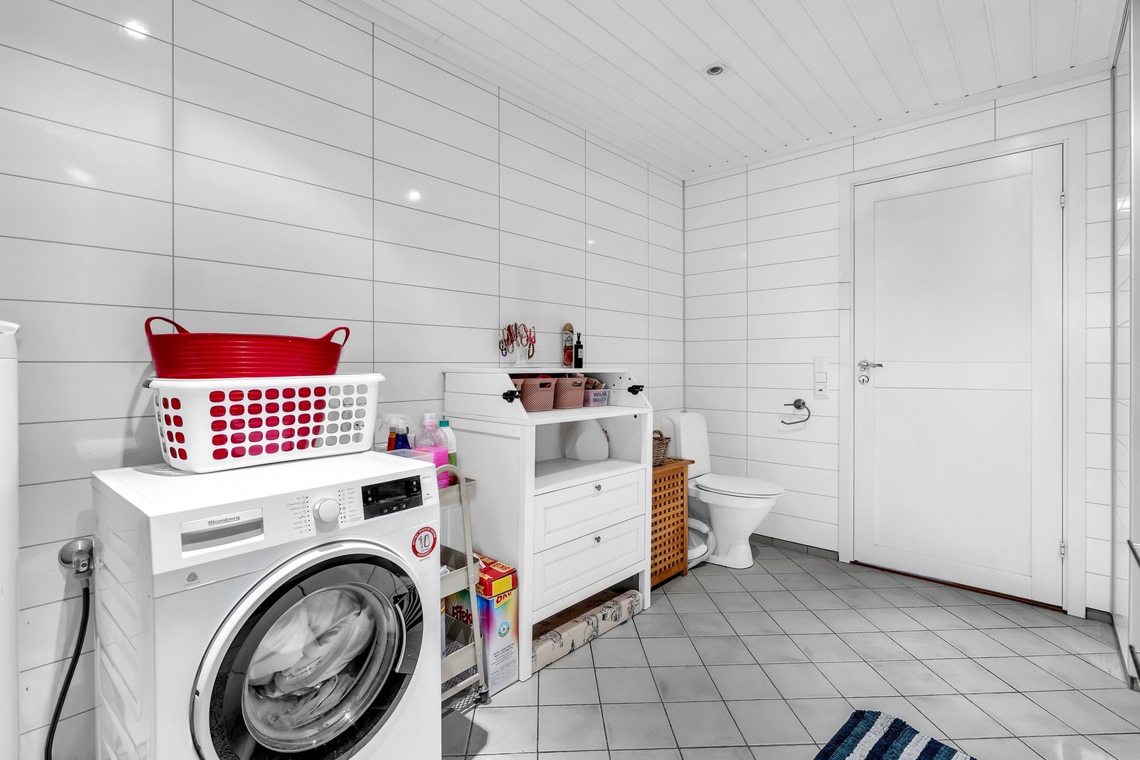 Badet har en elektrisk vifte og spalte under døren for ventilasjon. Varmekabler i gulvet. Galleribilde