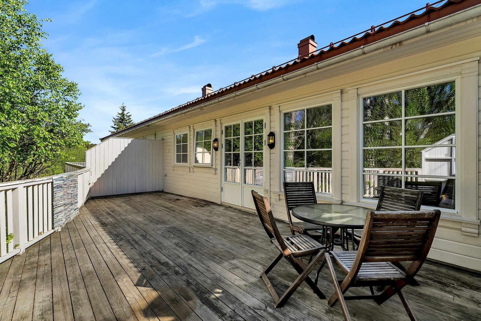 Terrassen på 35 kvm vender mot vest, noe som gir gode solforhold på ettermiddagen og kvelden. Galleribilde