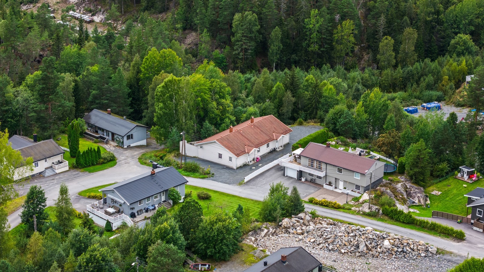 Vertikaldelt tomannsbolig med alt på en flate og gangavstand til skole og barnehage. Galleribilde