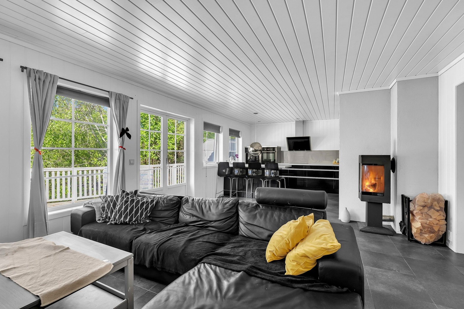 De store vinduene gir godt med naturlig lys! Galleribilde