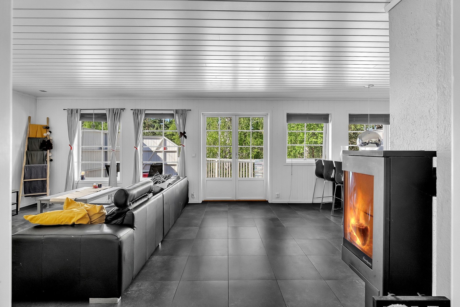 Boligen har åpen stue- og kjøkken løsning. Galleribilde