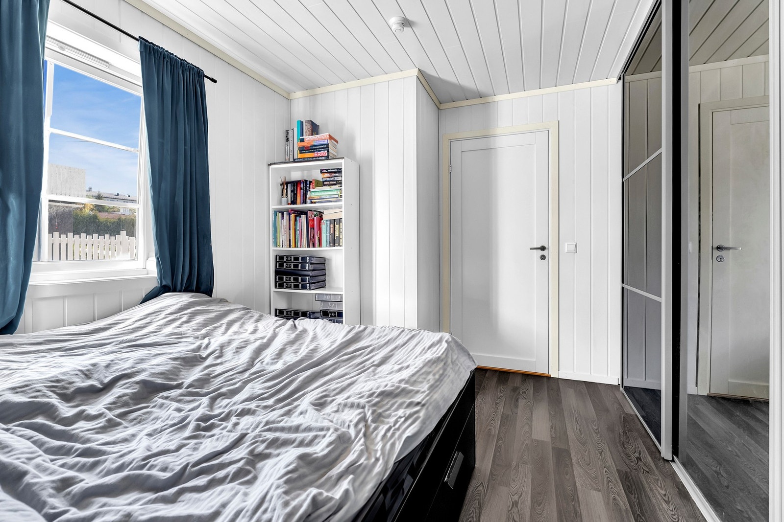 Her har du god plass til dobbeltseng. Integrert garderobeskap. Galleribilde