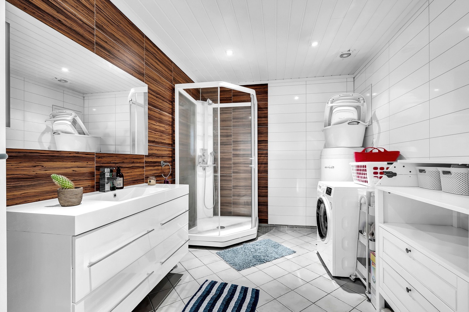 Badet er utstyrt med vask, baderomsinnredning, toalett, dusjkabinett og opplegg for vaskemaskin. Galleribilde