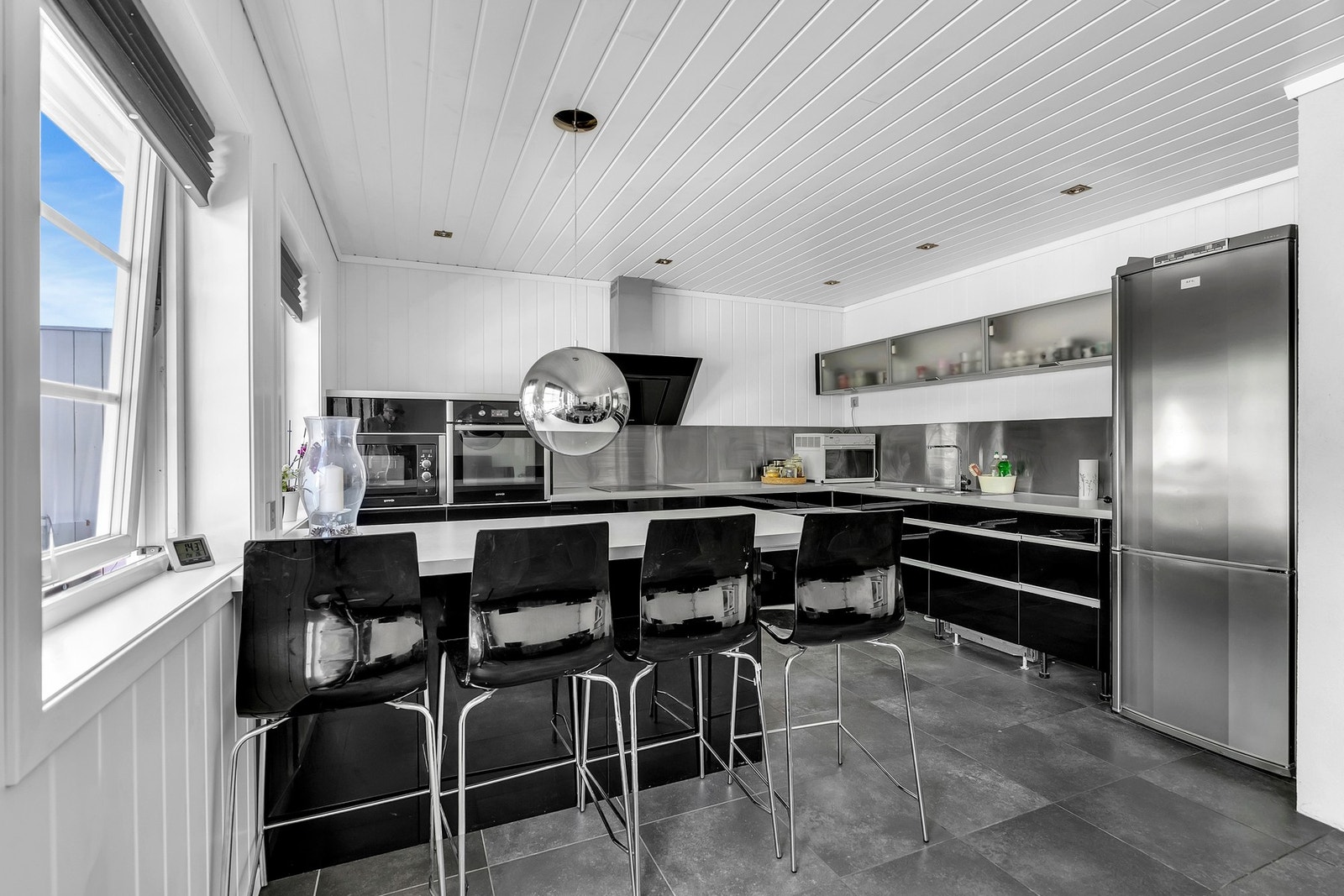 Moderne kjøkken med høyglans og glatte fronter. Galleribilde