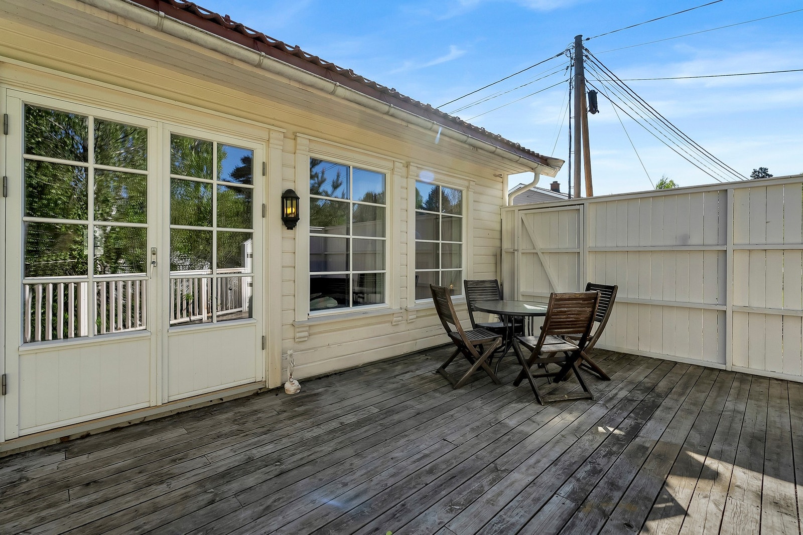 Terrassen gir deg et romslig uteområde med mange muligheter for både avslapning og sosiale sammenkomster. Galleribilde