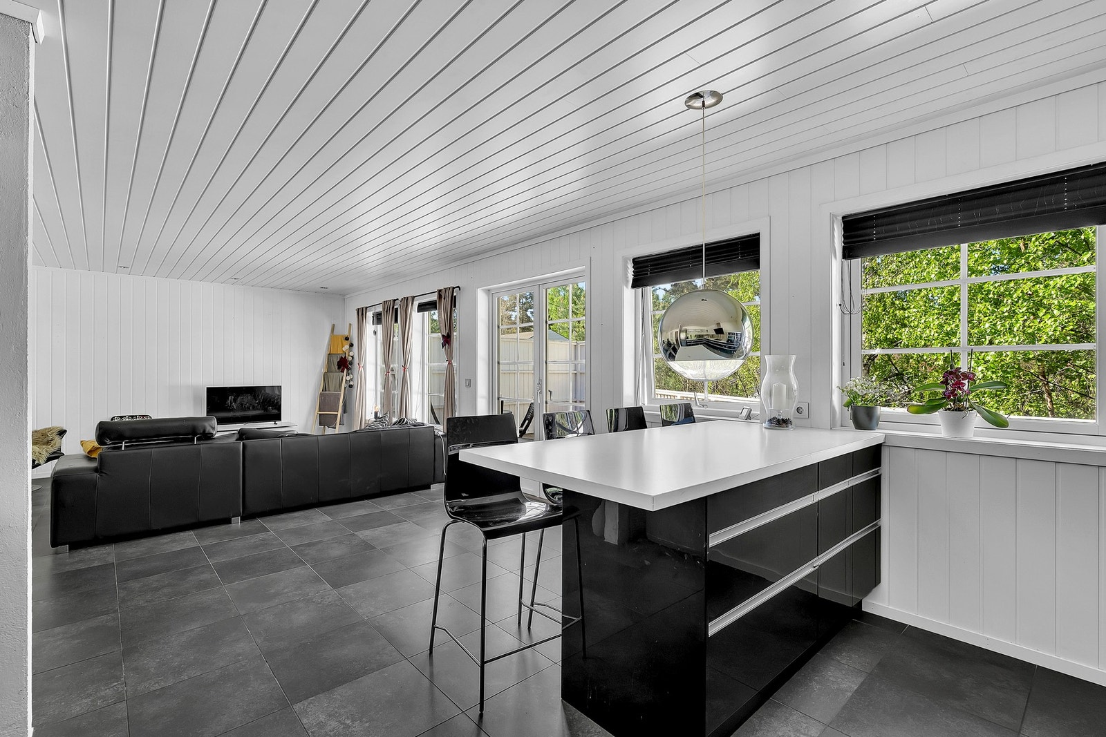 Flislagt gulv med varmekabler på kjøkkenet og i stua. Galleribilde