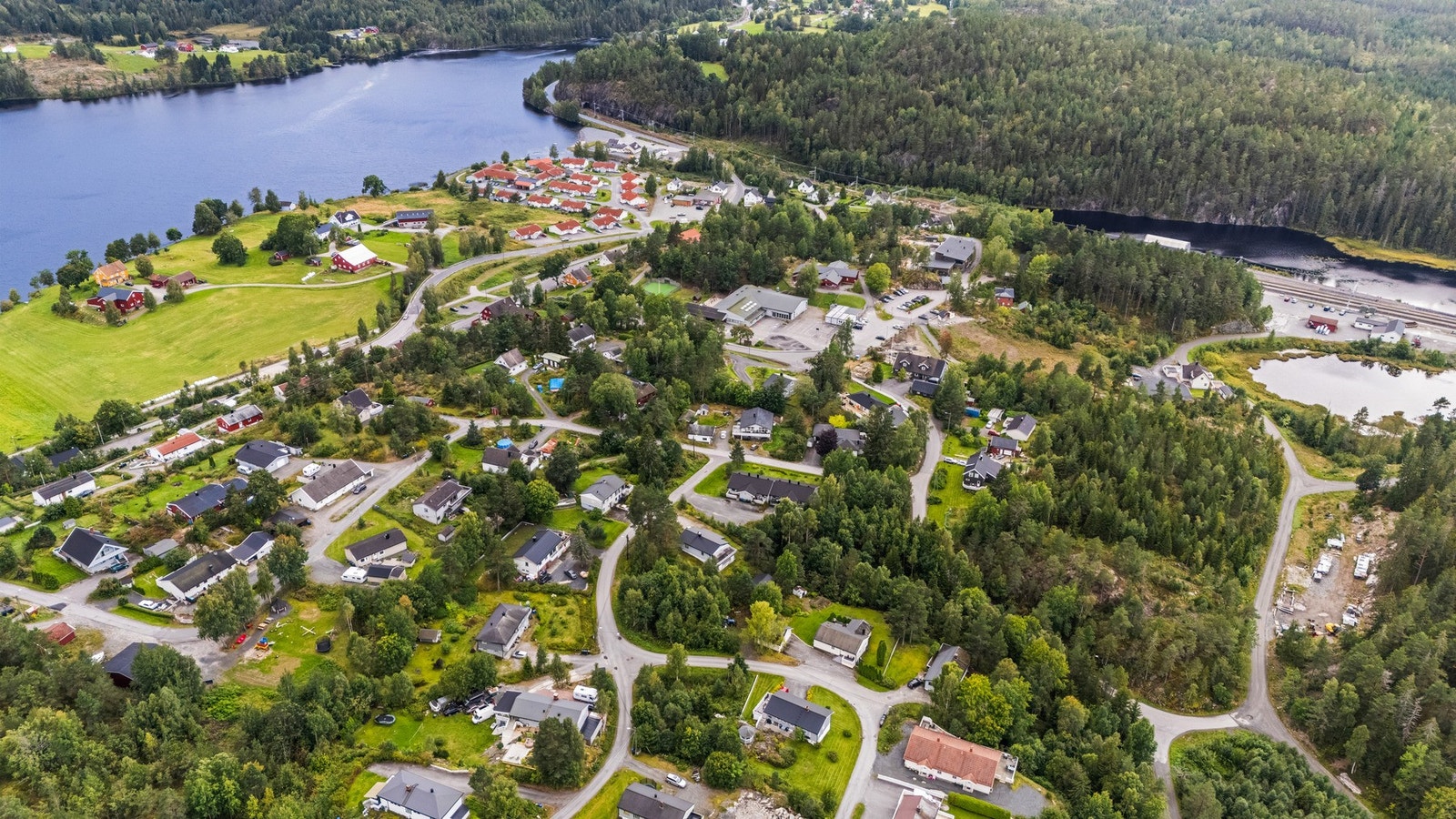 Boligen ligger i et hyggelig nabolag hvor man finner alt fra barnefamilier til eldre beboende. Galleribilde