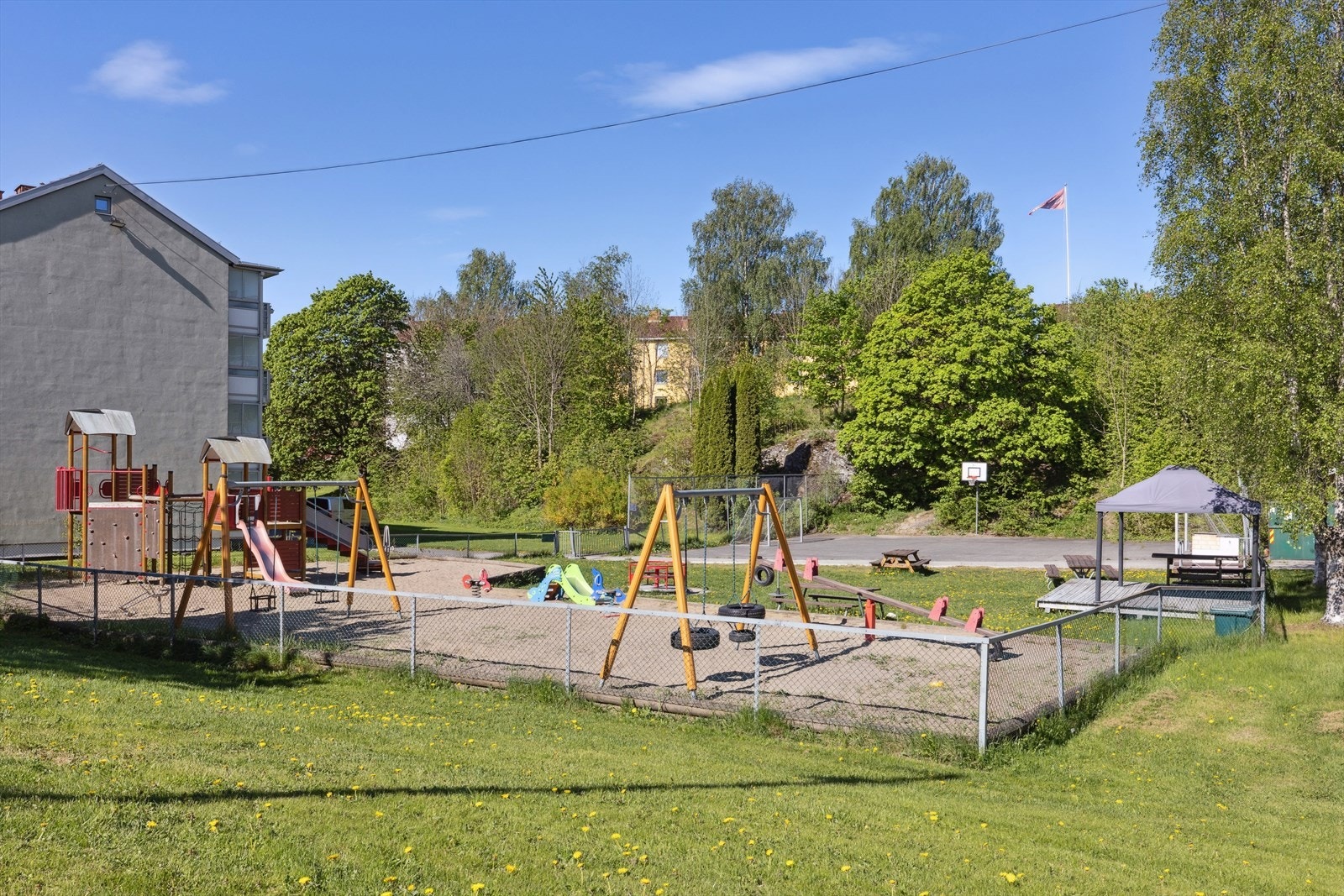 Borettslaget har en egen lekeplass som inviterer til trygg lek og uteaktiviteter for barna. Galleribilde