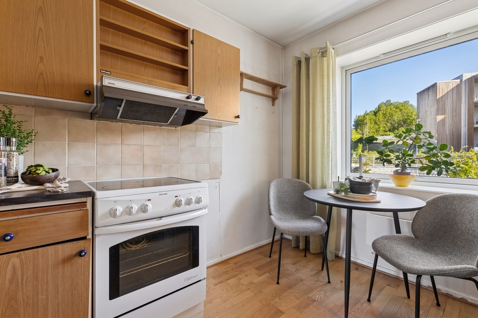 Kjøkkenet har opplegg for komfyr, frittstående kjøleskap, ventilator med kullfilter og aquastop/lekkasjevarsler for ekstra sikkerhet. Galleribilde