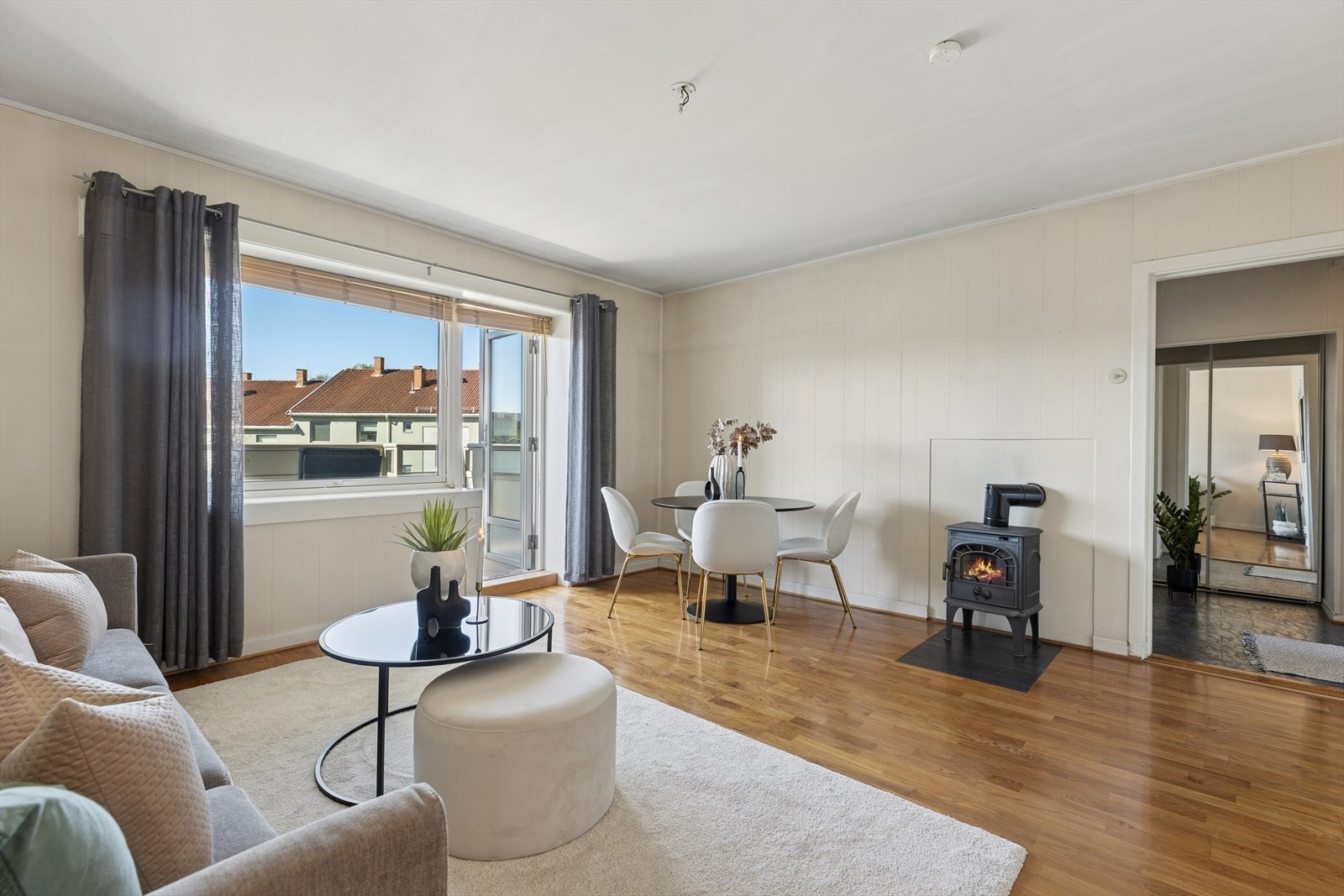 Den frittstående peisovnen gir en koselig atmosfære, med fliser som gnistfanger. Galleribilde