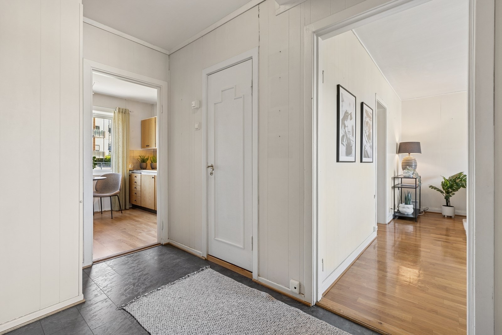 Entréen gir enkel tilgang til alle rom og skaper et godt førsteinntrykk. Galleribilde