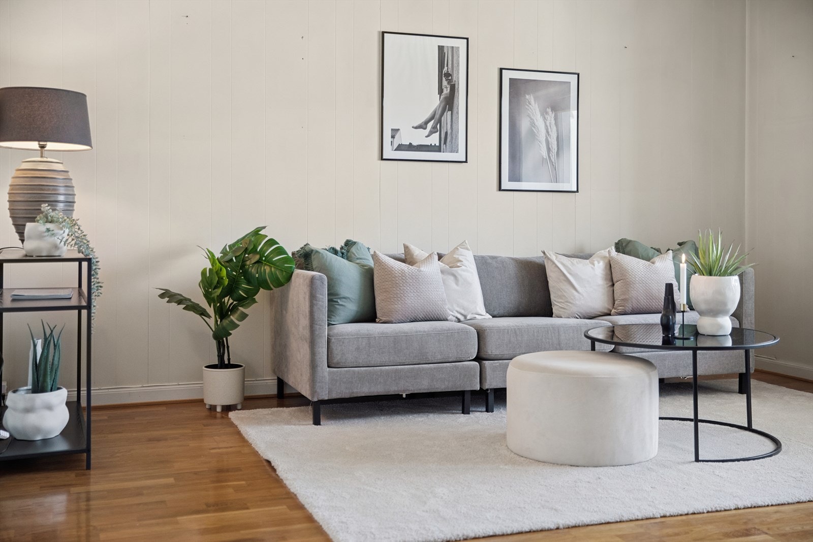 Store vindusflater slipper inn rikelig med dagslys og skaper en luftig atmosfære. Galleribilde