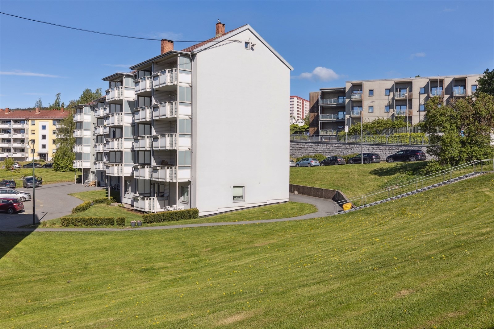 Gratis fellesvaskeri tilgjengelig i Nedre Kalbakkvei 1 og Martin Skatvedts vei 7, 16 og 24, for enkel og kostnadsfri klesvask. Galleribilde