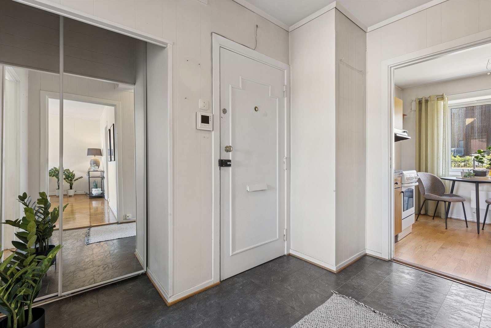 Praktisk nisje med skyvedører og speilfronter gir både oppbevaring og romfølelse. Galleribilde