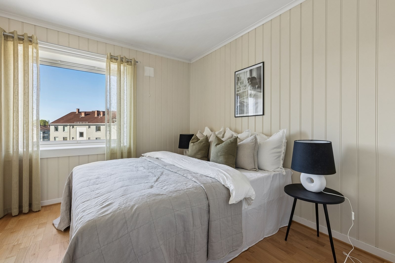 Store vindusflater sikrer naturlig lys, mens plasseringen gir en behagelig soveopplevelse. Galleribilde