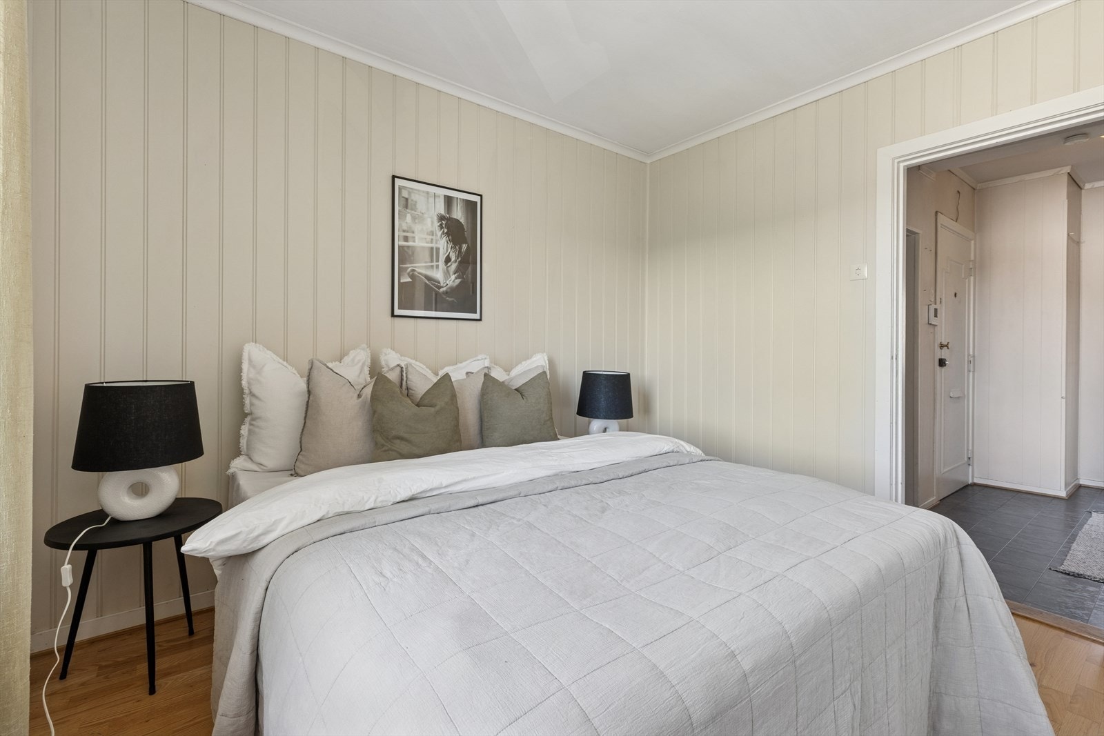 Hovedsoverommet har god plass til dobbeltseng, nattbord og garderobeløsning. Galleribilde