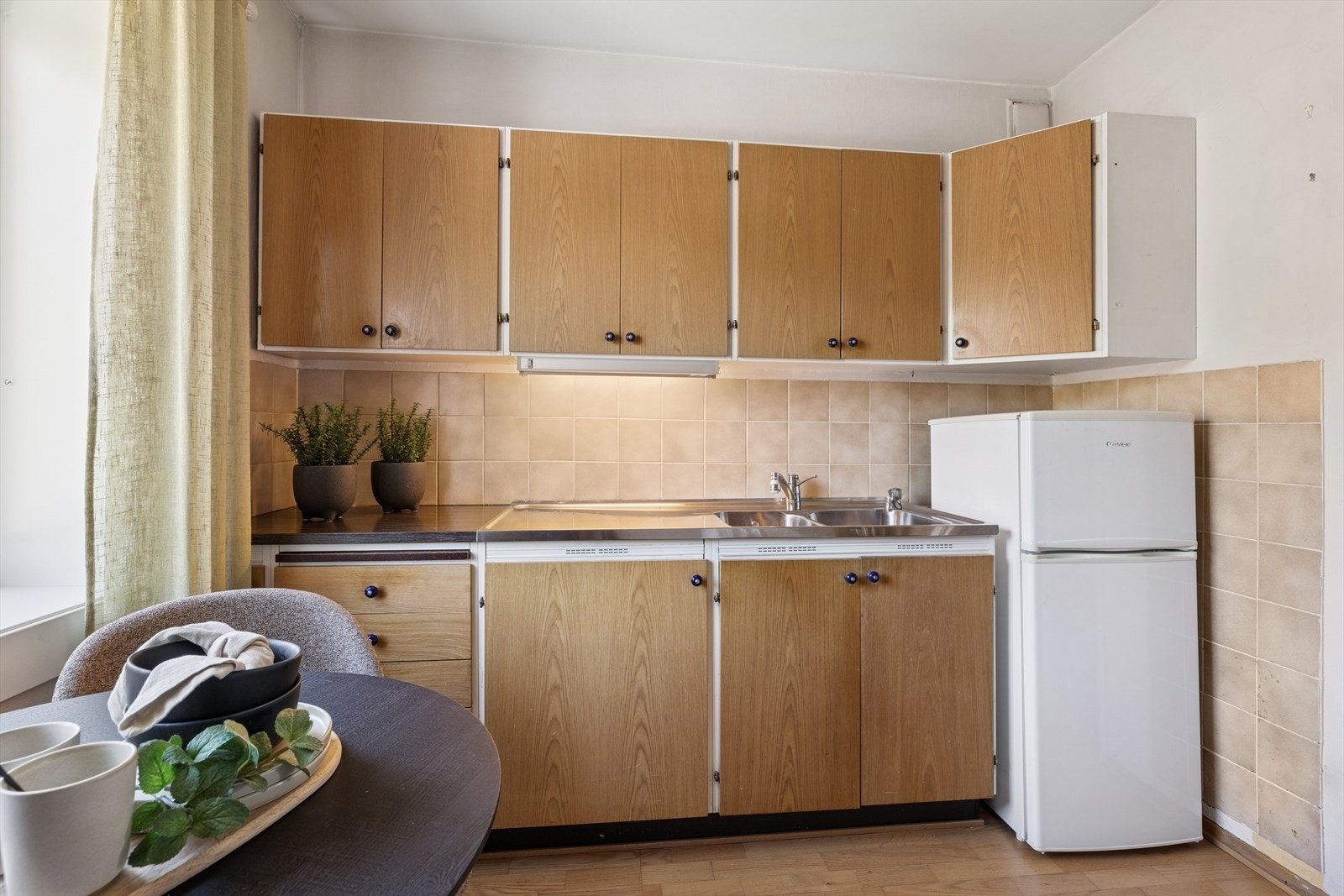 Eldre innredning med heltre fronter og slitesterk laminat benkeplate. Galleribilde