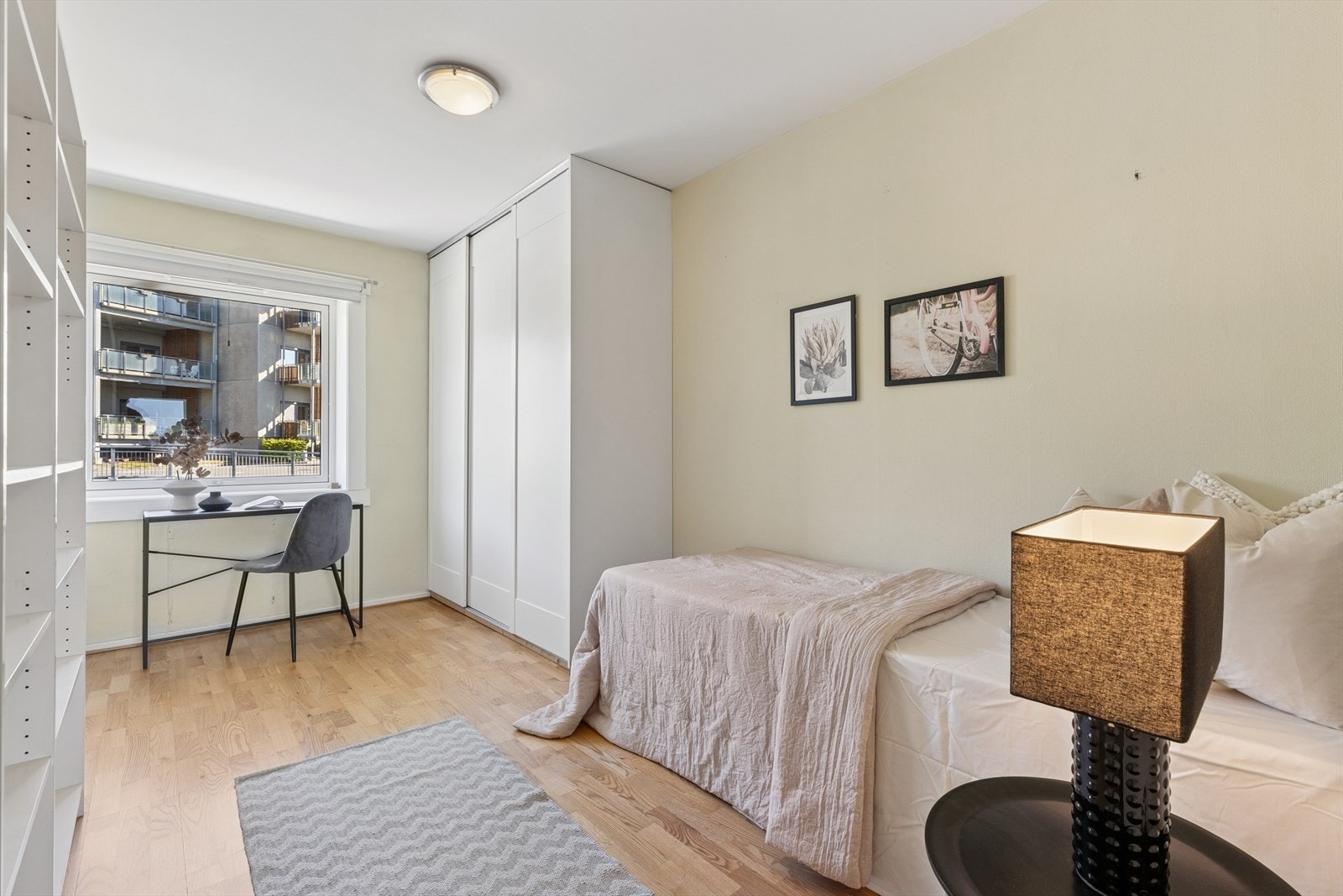 Store vindusflater gir rikelig med dagslys. Galleribilde